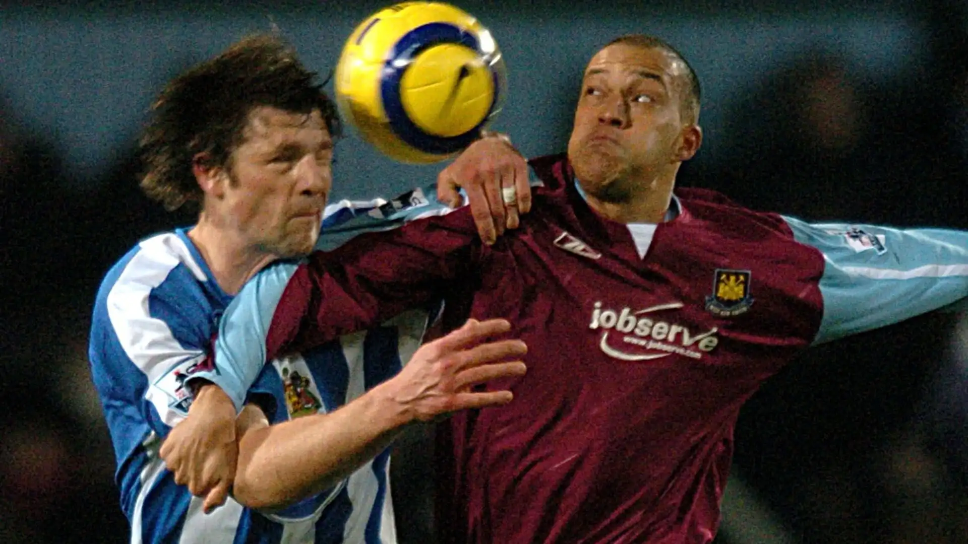 Prima giocava a calcio, ora arresta i criminali: le foto dell'ex difensore olandese
