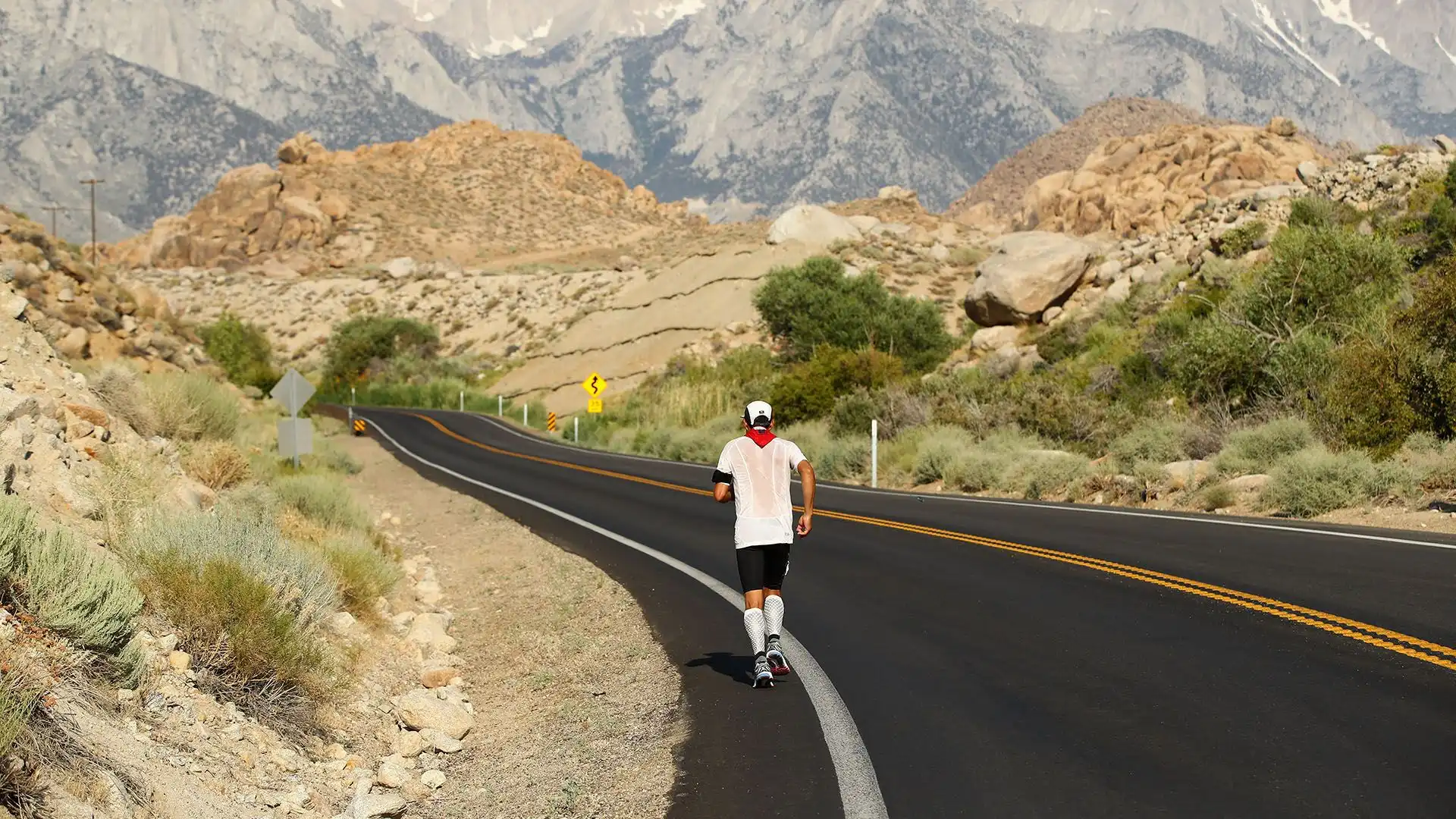 217 km nell'inferno della Death Valley: le foto della corsa più pericolosa al mondo
