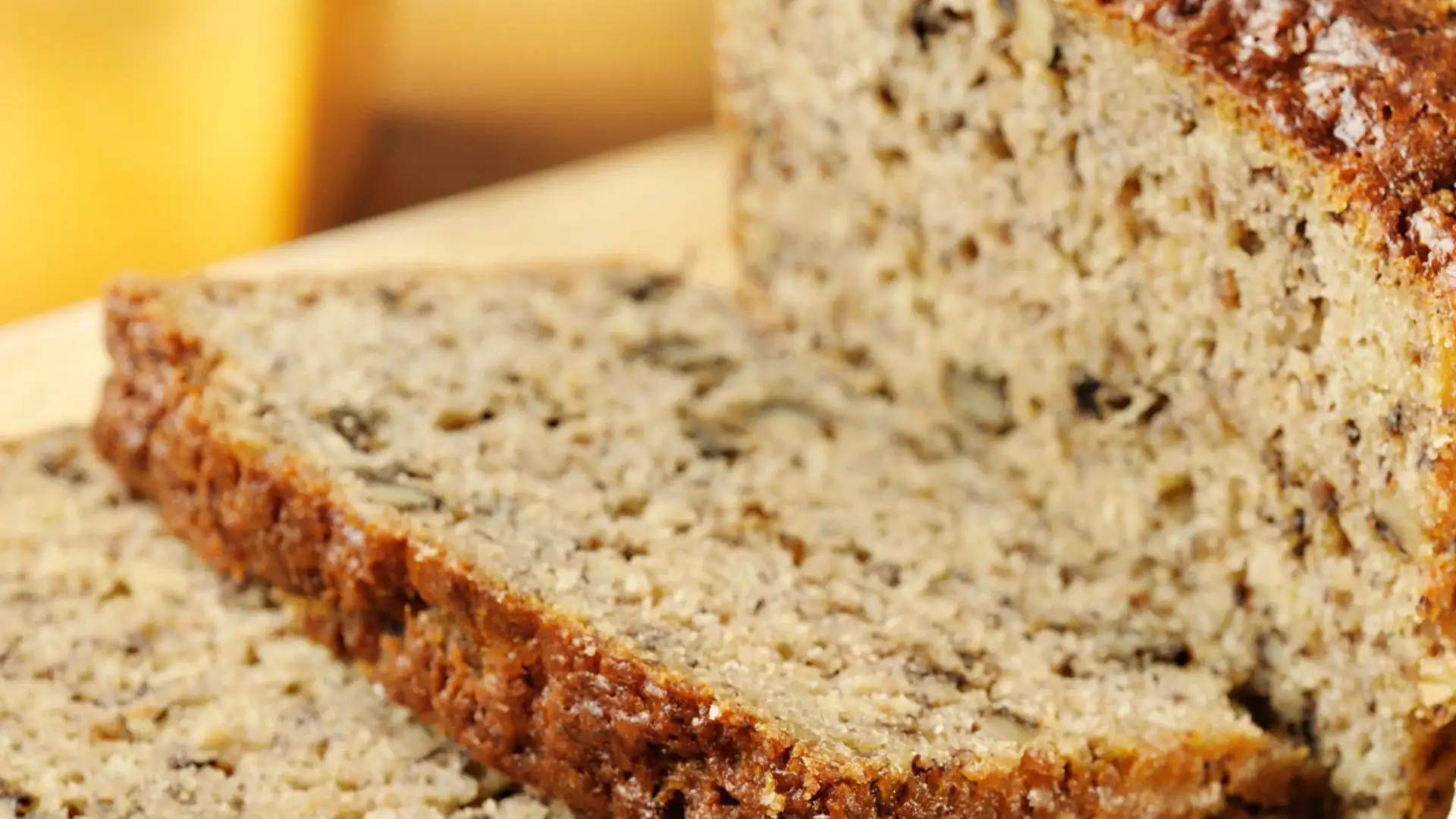 Per accompagnare il caffè o il the la scelta giusta è una fetta di soffice banana bread
