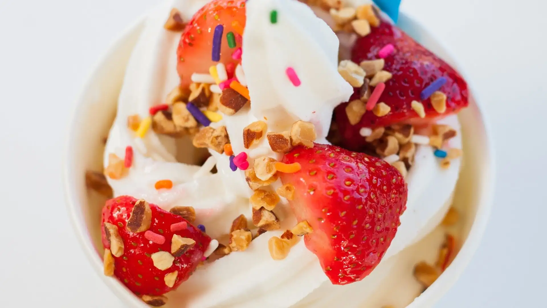 Strati di yogurt, frutta e cereali: ecco il gustosissimo parfait
