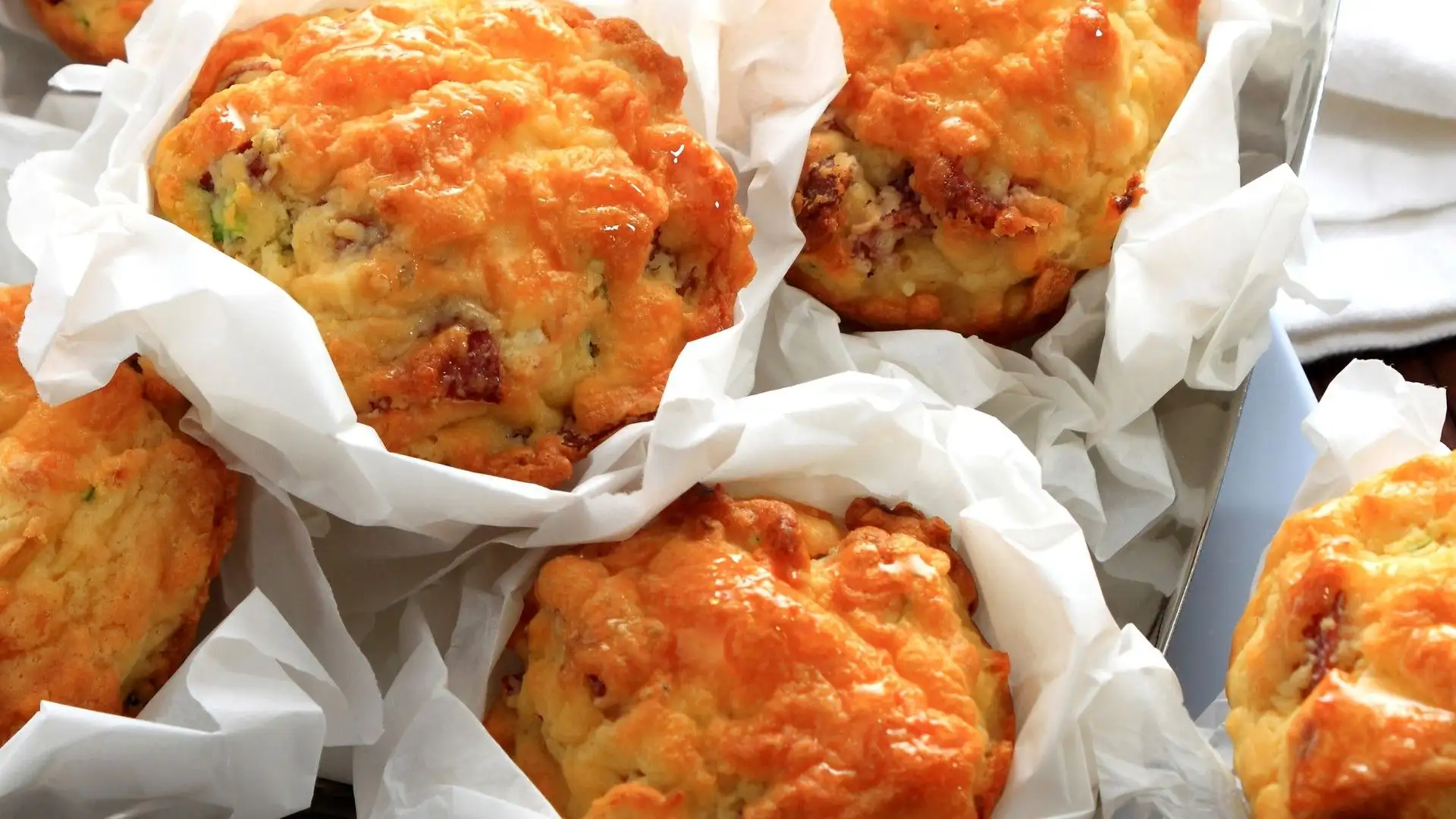 Chi l'ha detto che i muffin sono buoni solo salati? Provali con verdure e formaggio!
