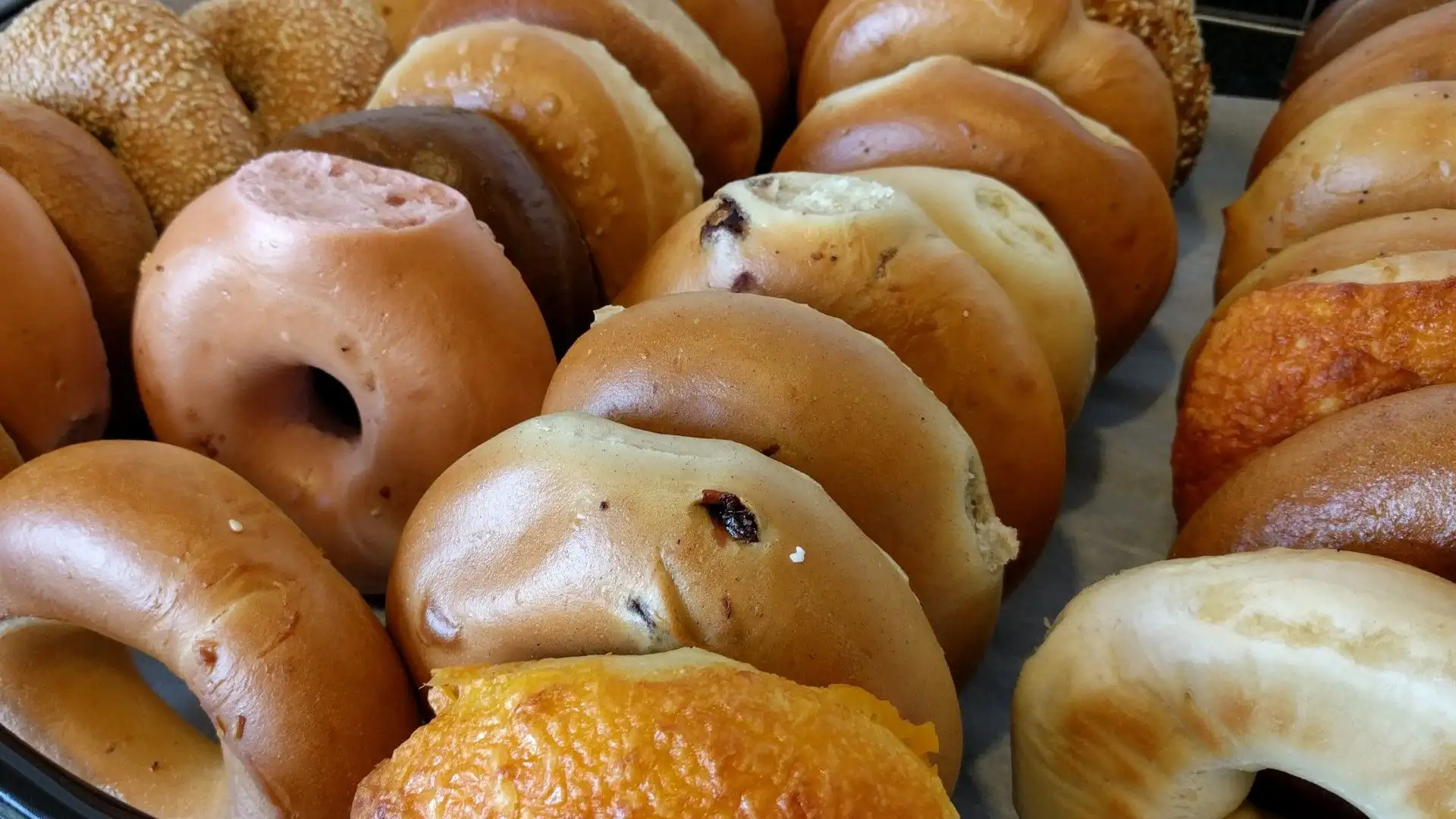 Il bagel americano è squisito se farcito con salmone o formaggio
