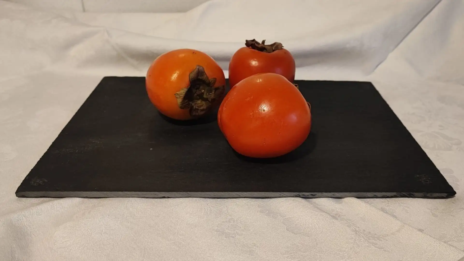 Per preparare il nostro budino (dosi per 3 stampi) avremo bisogno di 3 cachi maturi per un peso totale di circa 700 gr
