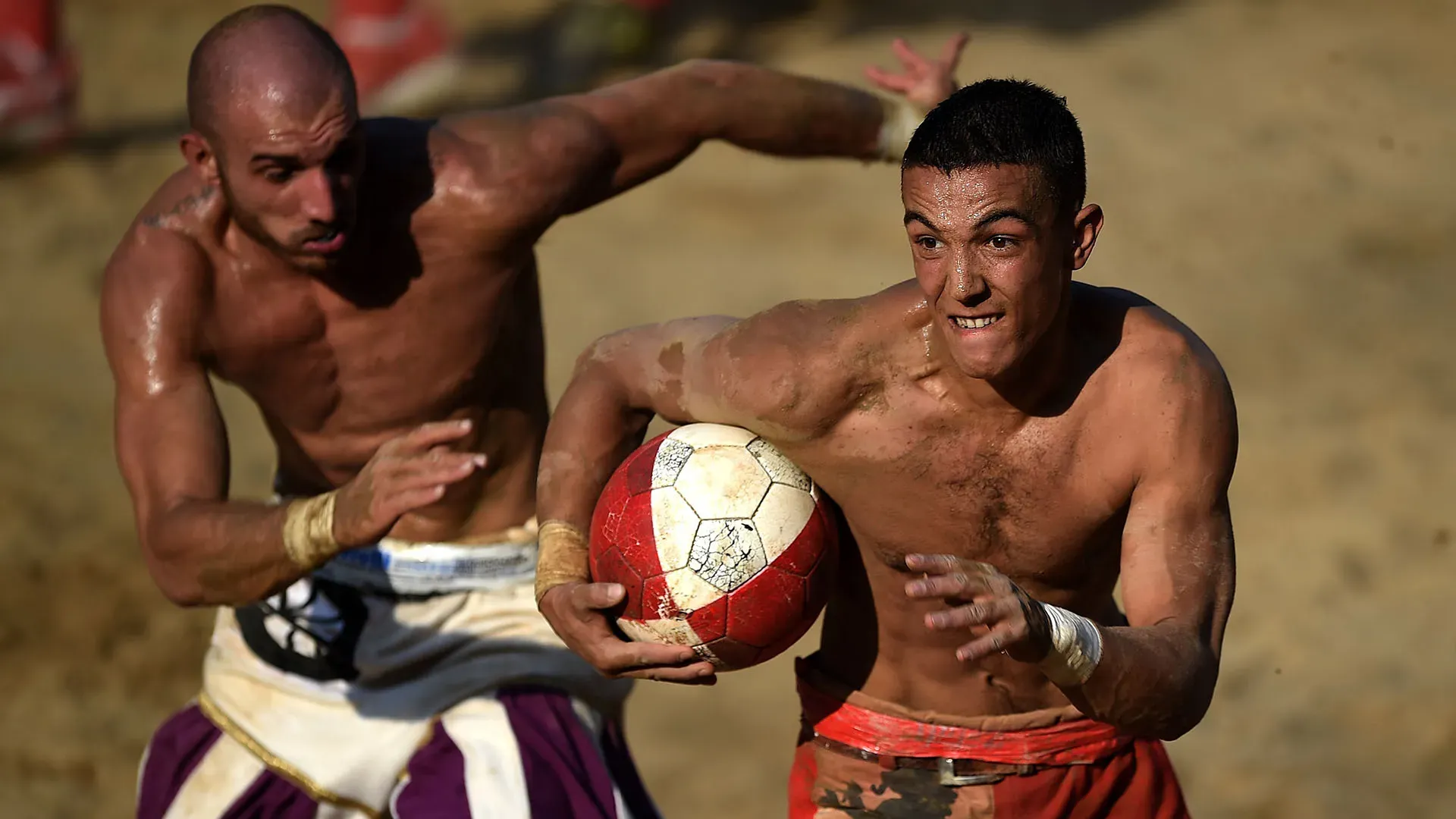 Nato nel 1530, il calcio storico è uno sport che unisce rugby, calcio e lotta libera