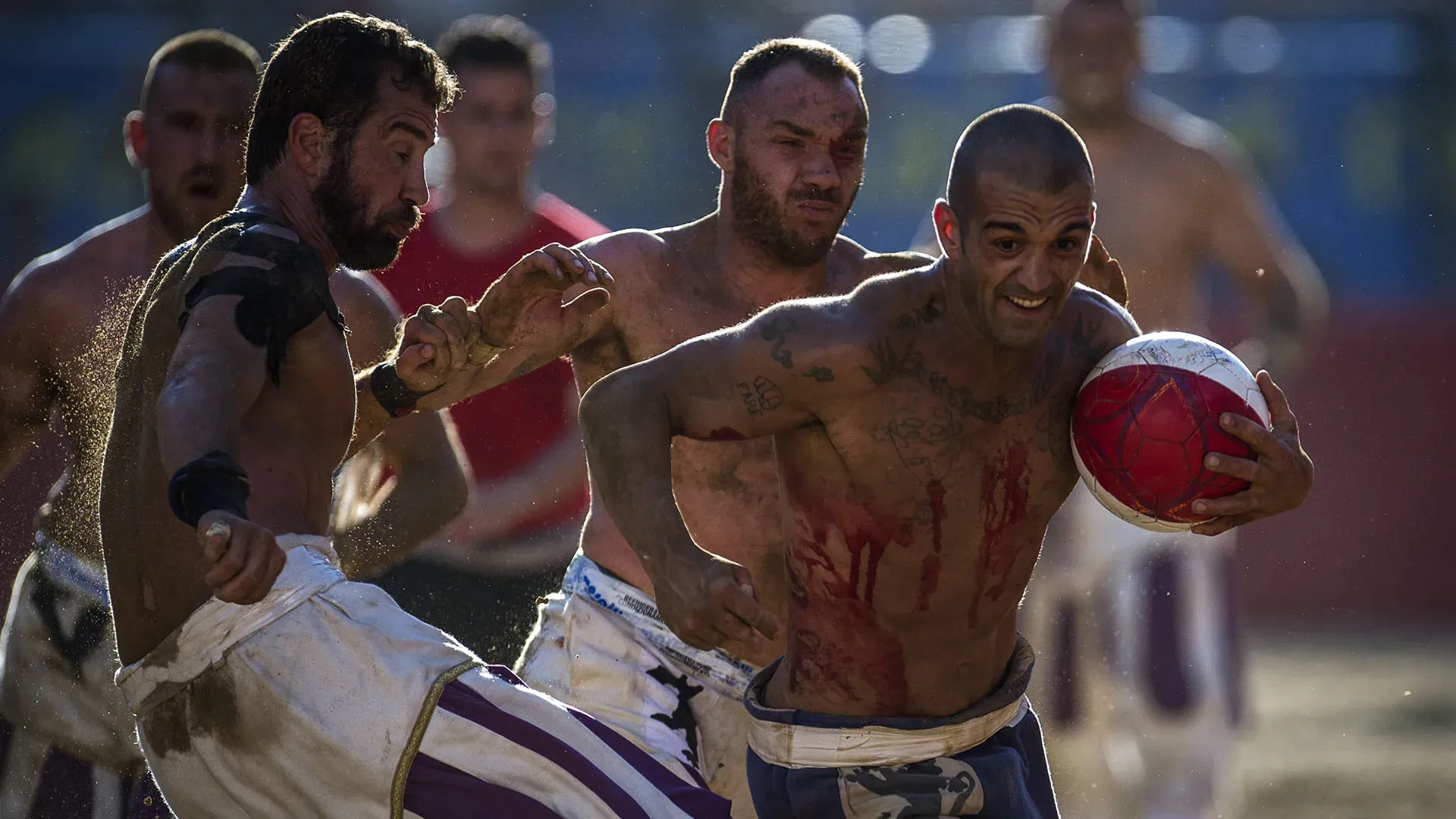Nato nel XVI secolo, il calcio storico fiorentino vieta i colpi da dietro e le scorrettezze e premia il gioco di squadra