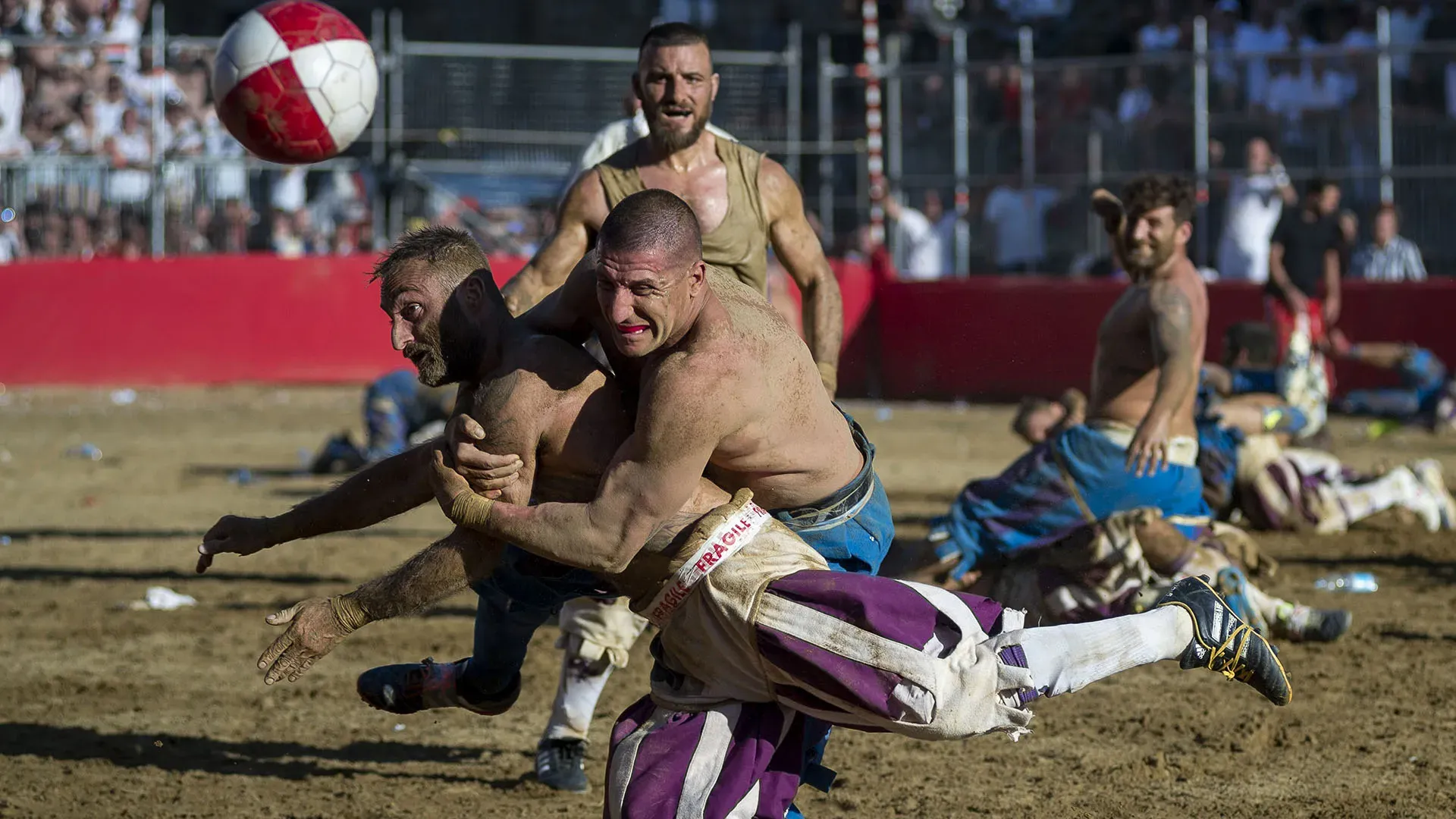 Le partite di calcio storico fiorentino sono una ricorrenza annuale in cui i vari quartieri di Firenze si sfidano in un gioco spettacolare
