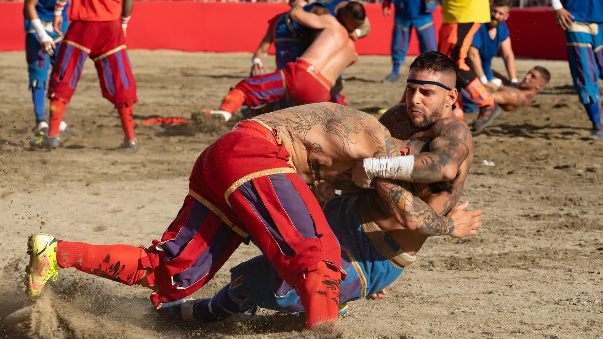Nel calcio storico fiorentino non esistono sostituzioni: ogni giocatore resta in campo per 50 minuti