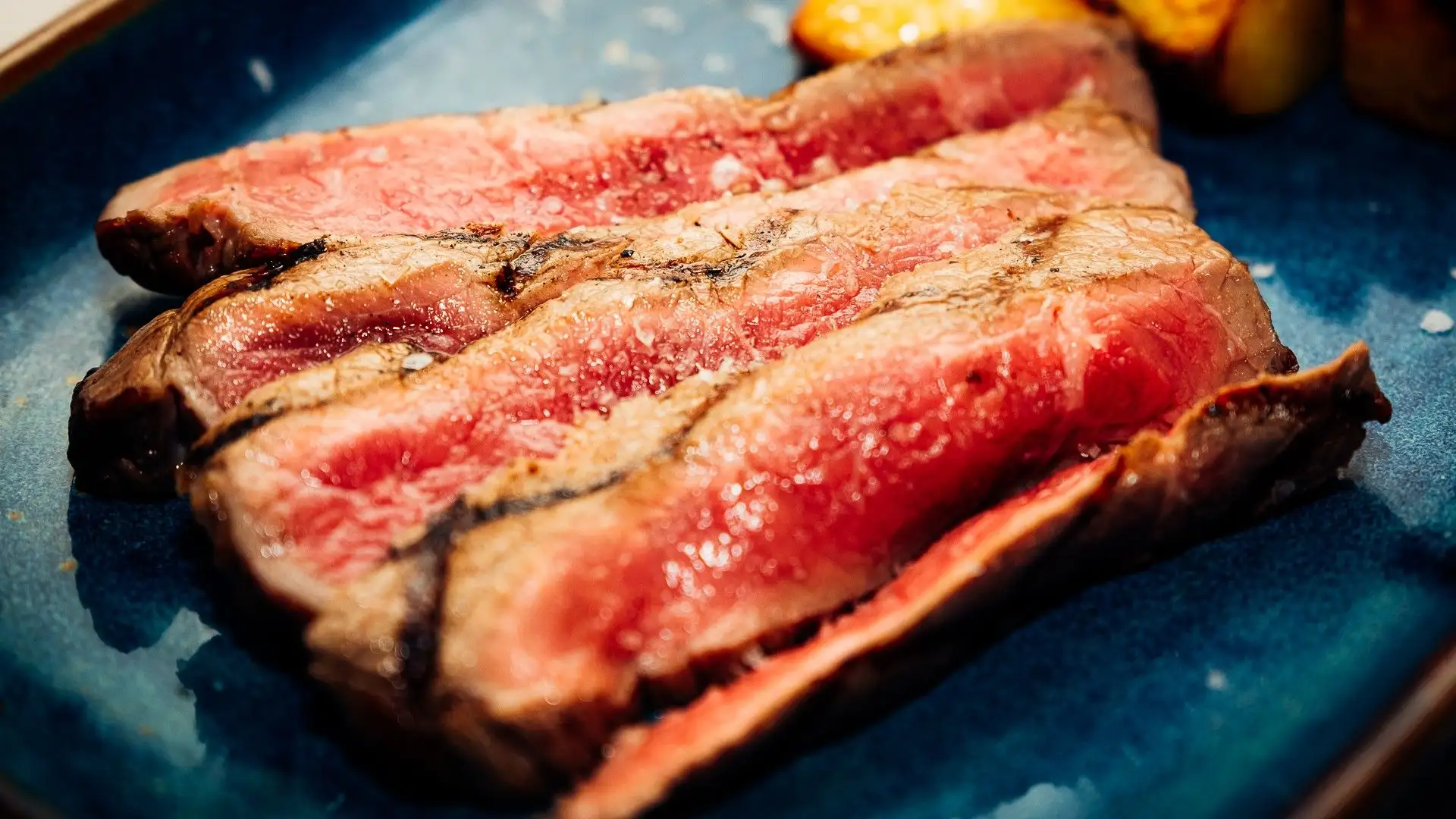 Tra i secondi piatti più amati in Italia c'è sicuramente la tagliata di manzo
