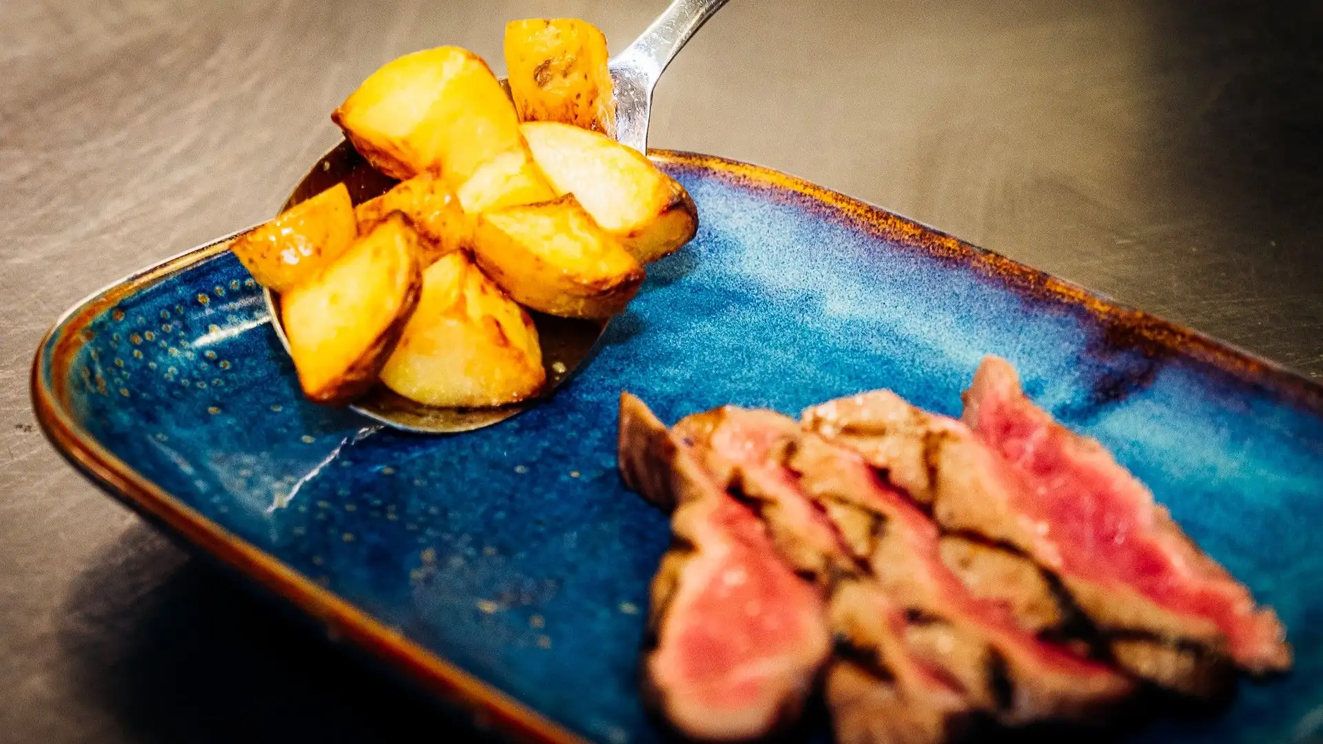 D'inverno si preferisce accompagnarla con delle patate al forno, perfette per completare il piatto
