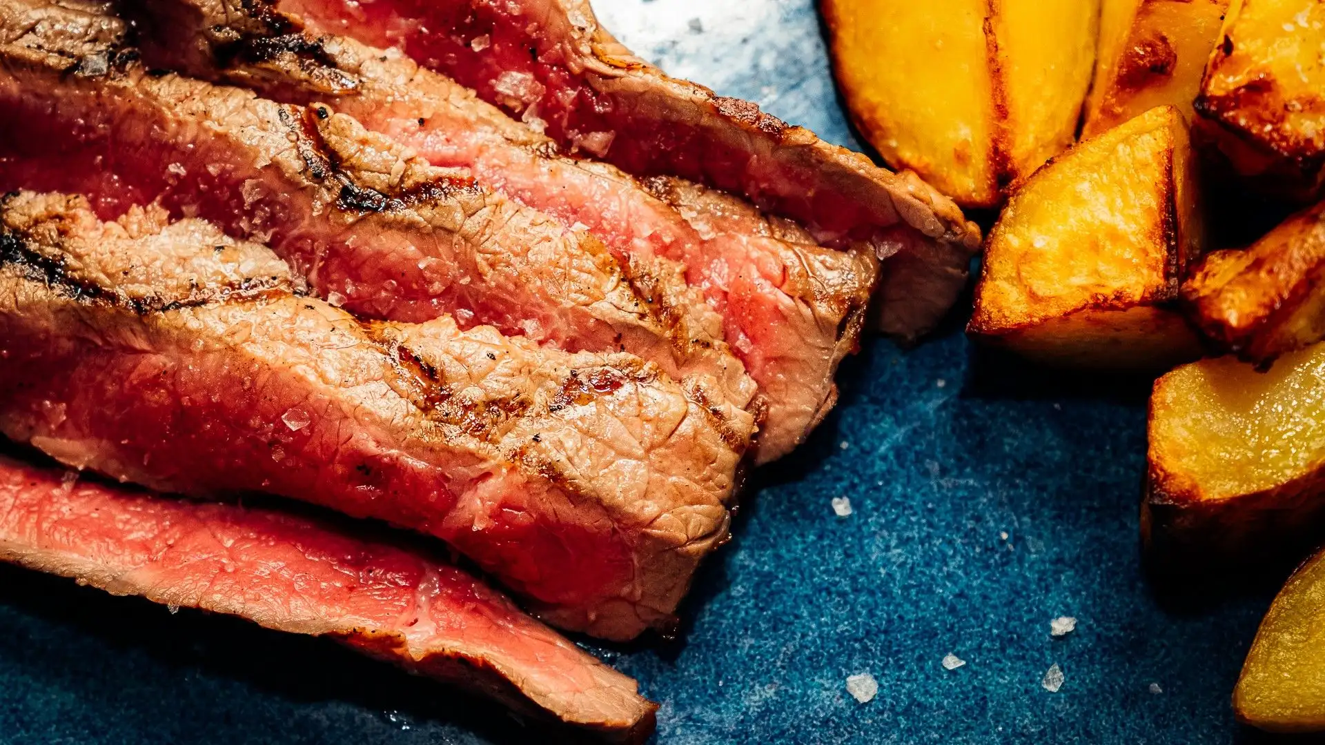 Una buona tagliata di manzo esalta il gusto autentico della carne senza bisogno di tanti condimenti
