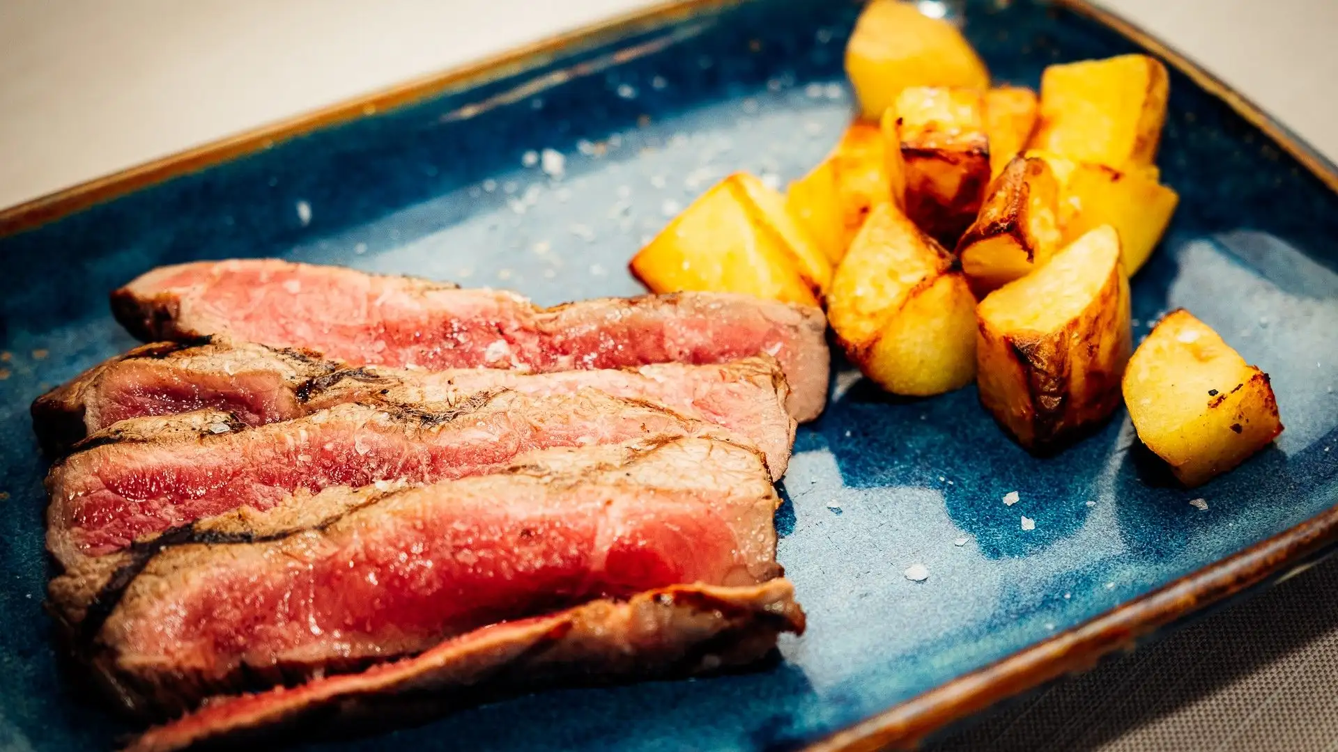 La tagliata di manzo è un piatto elegante e rustico allo stesso tempo, adatto a ogni occasione
