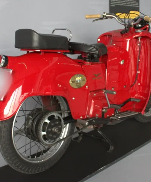 Moto Guzzi Galletto: le foto del leggendario scooter italiano