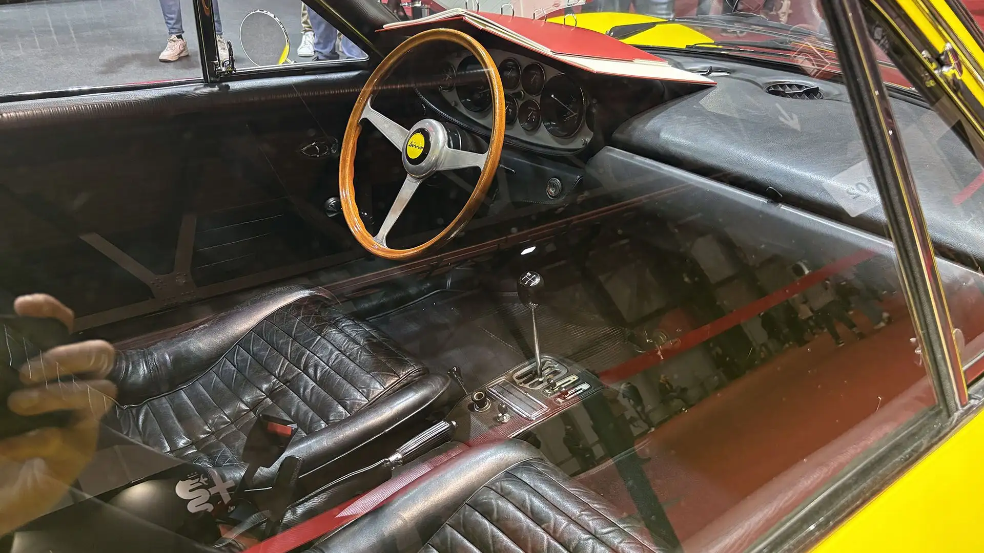 Al posto del Cavallino Rampante, le Dino portano sul cofano la firma in corsivo per ricordare il figlio del Drake.