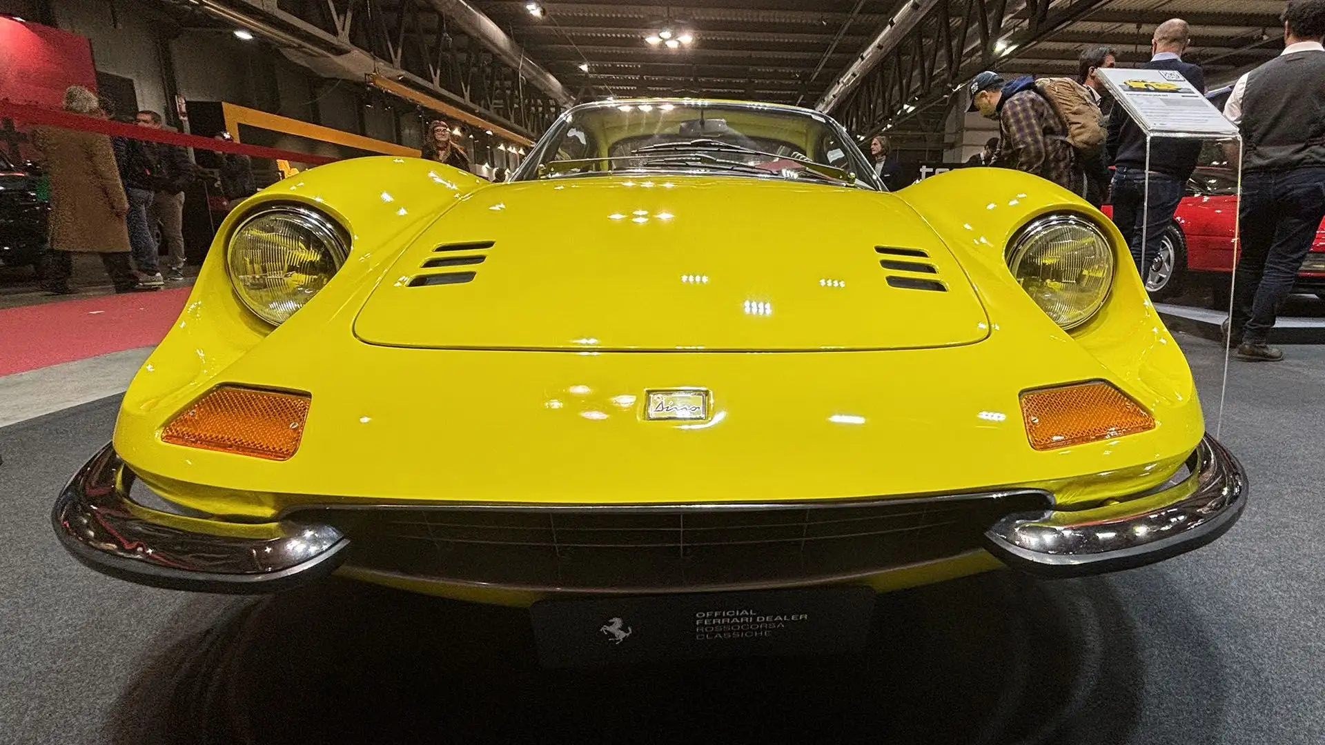 La 246 GT viene proposta sia coupé sia in versione GTS con tetto removibile.