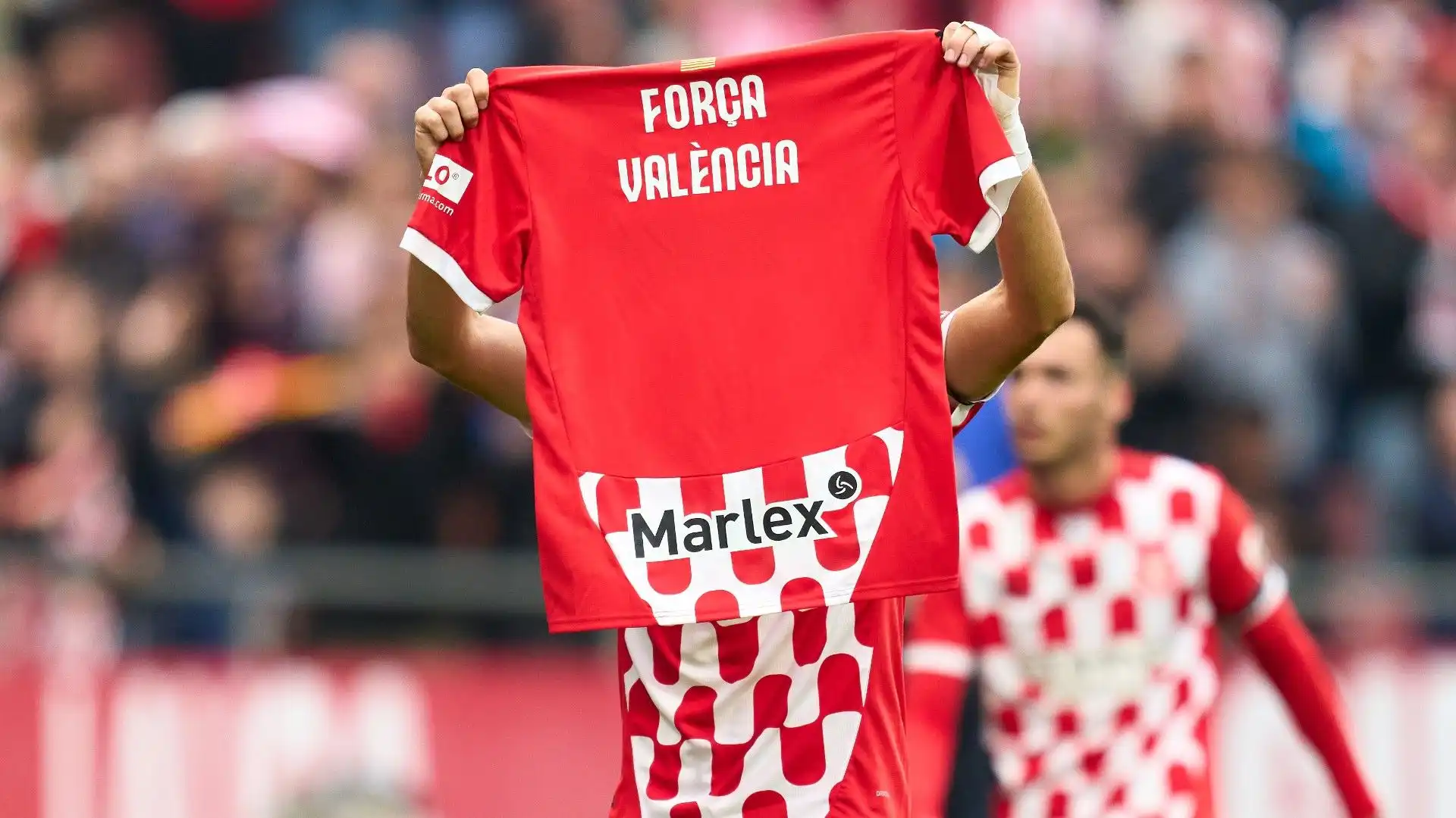 Gol con dedica speciale per le vittime delle alluvioni a Valencia. Le foto

