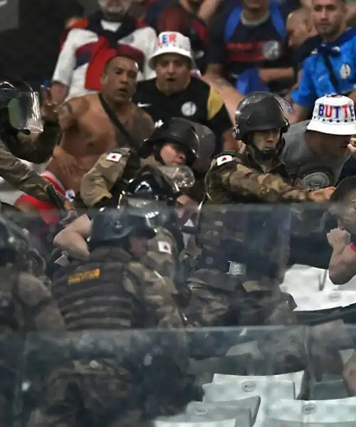 Guerriglia sugli spalti, interviene l’esercito. Le foto