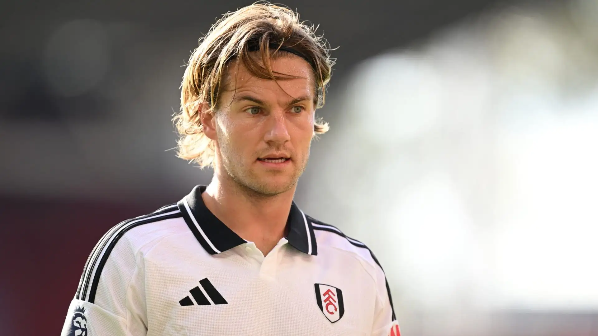 Centrale del Fulham, ha un passato in Italia alla Sampdoria, dove ha militato tra il 2017 e il 2019
