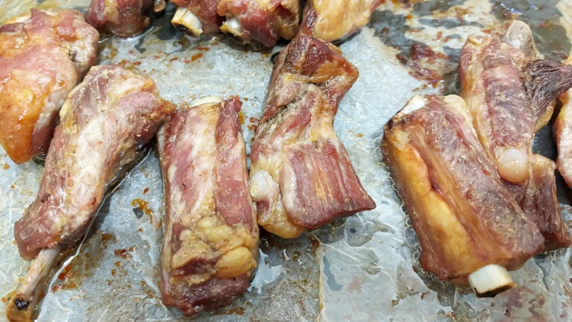 Le costine di maiale al forno piacciono proprio a tutti! Ricetta facile e veloce
