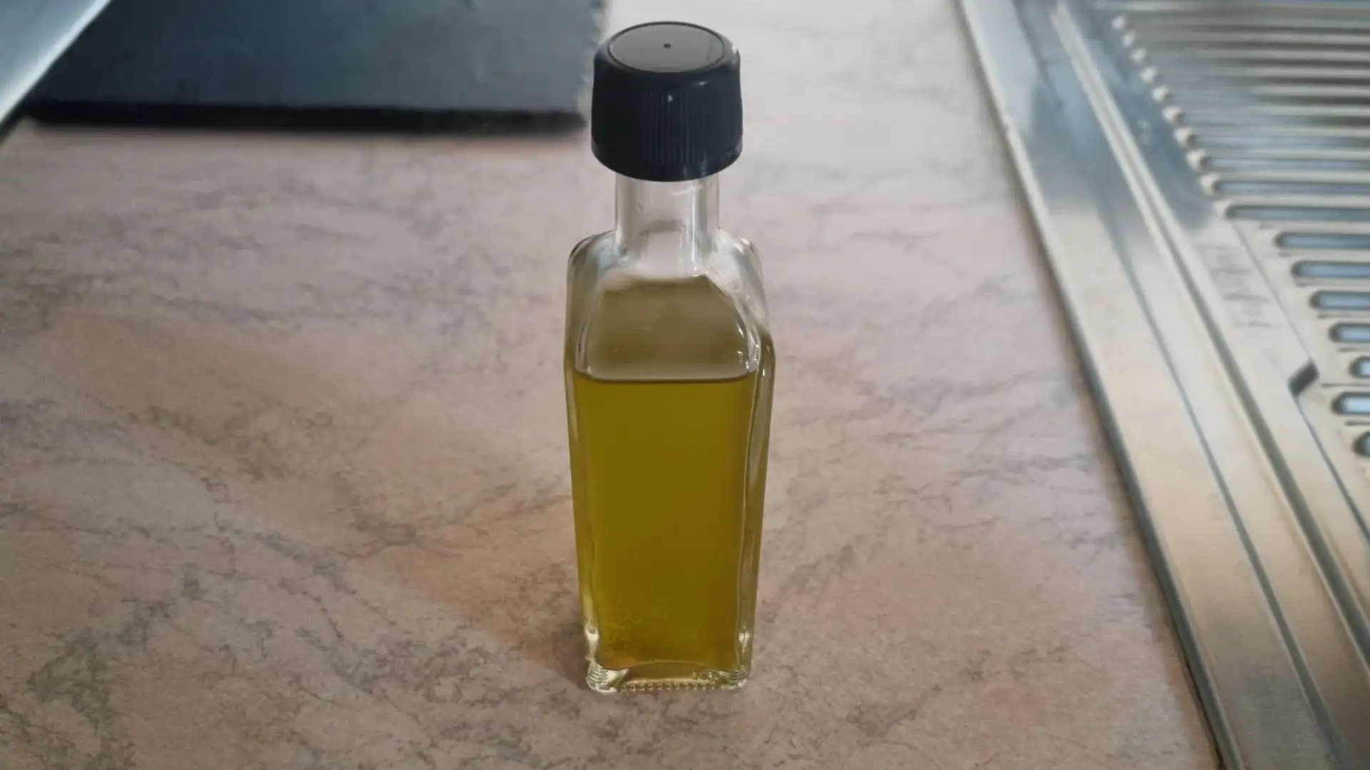 Bisogna poi marinare la carne. L'olio è indispensabile, poi potete profumare con rosmarino o altri odori che vi piacciono
