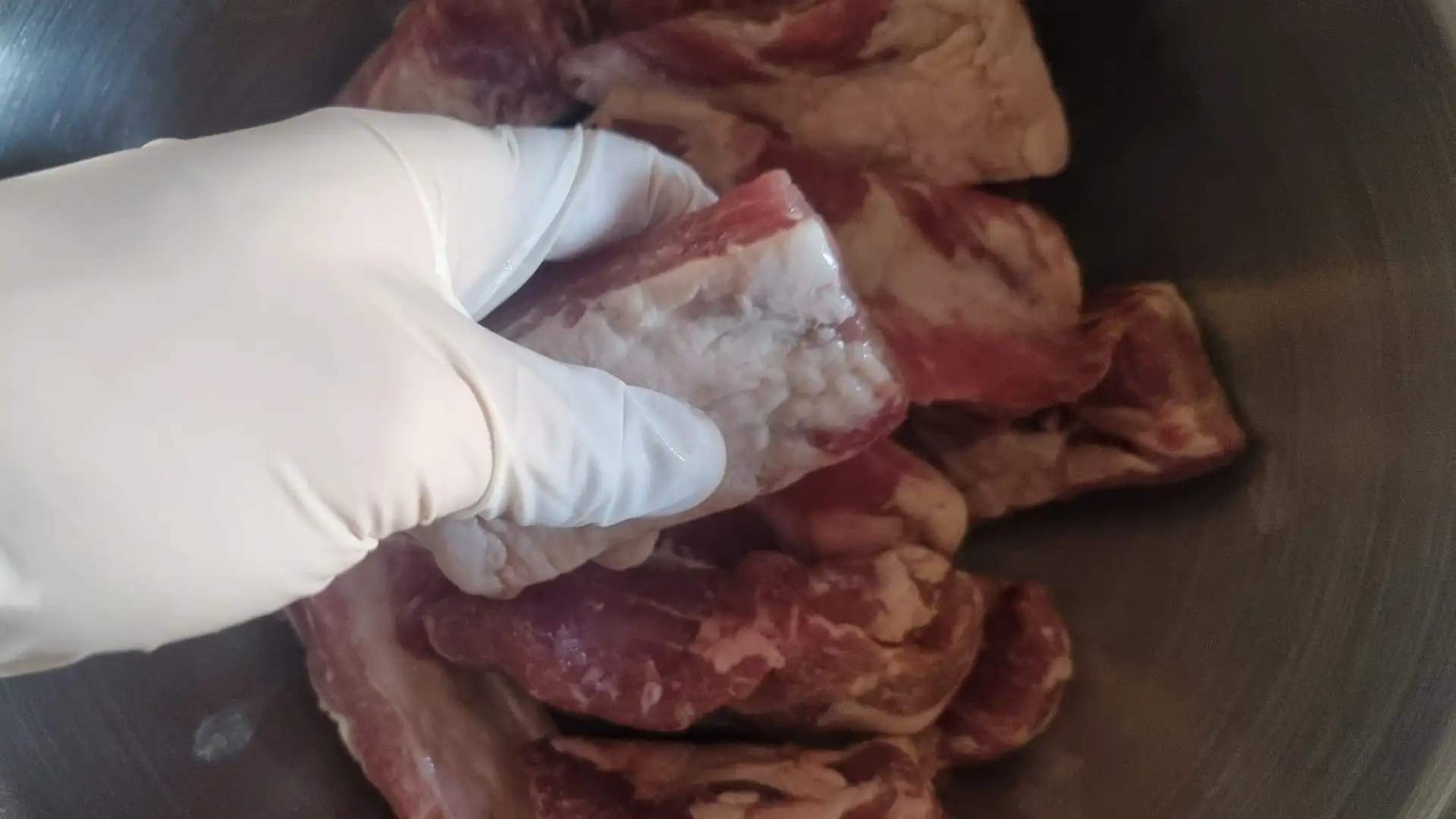 Un piccolo consiglio a chi odia l'unto sulle mani: utilizzare dei guanti in lattice!
