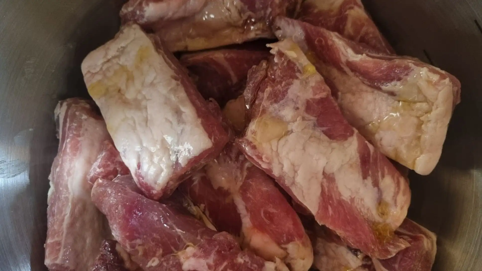 Ora bisogna far riposare la carne nella sua marinatura: lasciamole in frigorifero per circa 3 ore a marinare, così assorbiranno tutto l'olio e tutti gli odori
