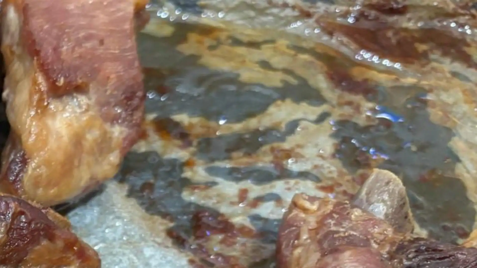 Se durante la cottura le costine perdono troppo liquido, eliminatelo quasi tutto altrimenti la carne verrà lessa

