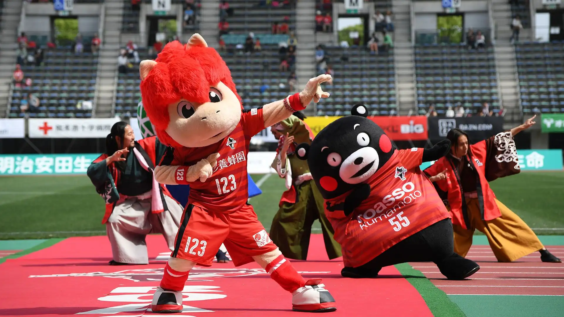 Roasso-kun inscena sempre un grande spettacolo prima delle partite
