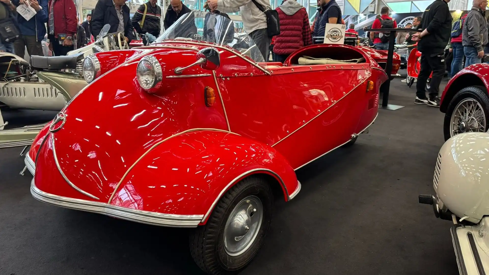 Nel 1953 a Ginevra la Messerschmitt presenta il Kabinenroller, uno scooter rivoluzionario con cabina.