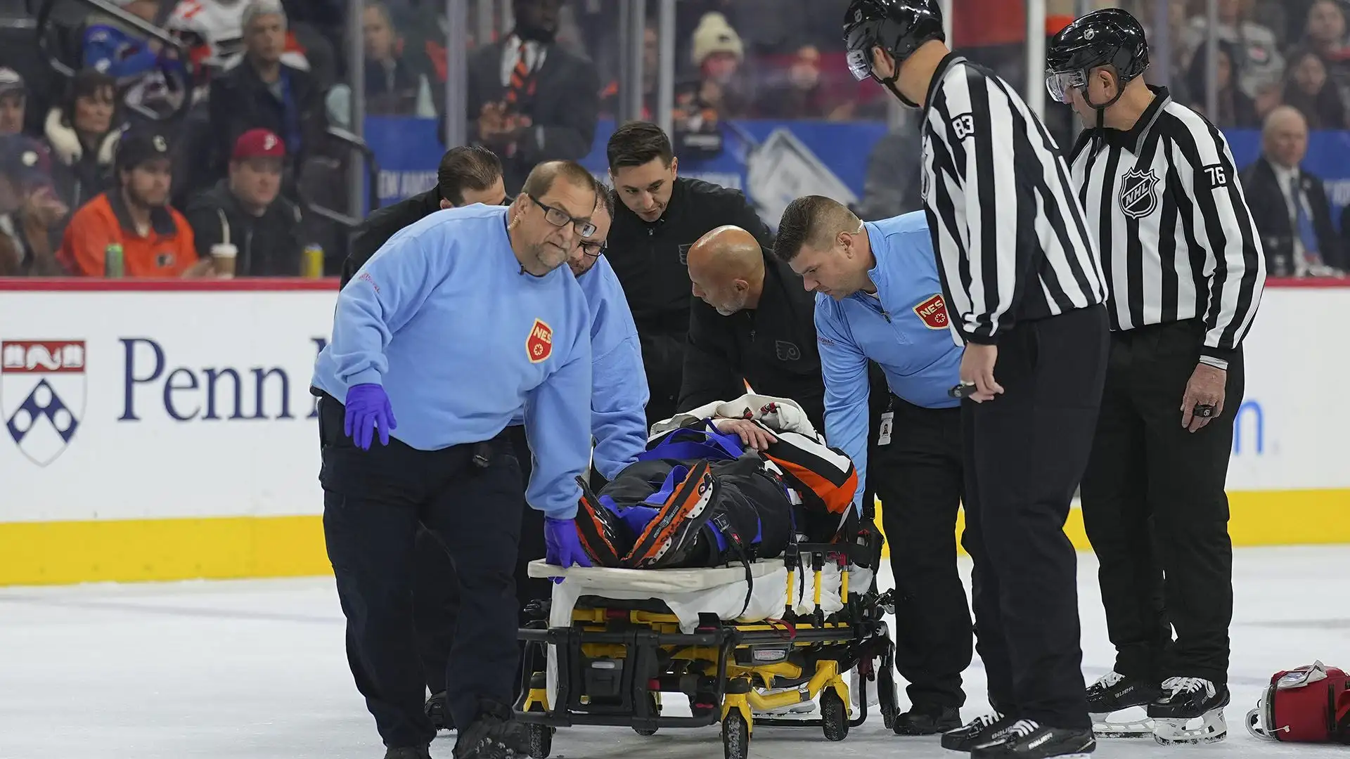 L'arbitro Mitch Dunning si è scontrato involontariamente con Josh Manson
