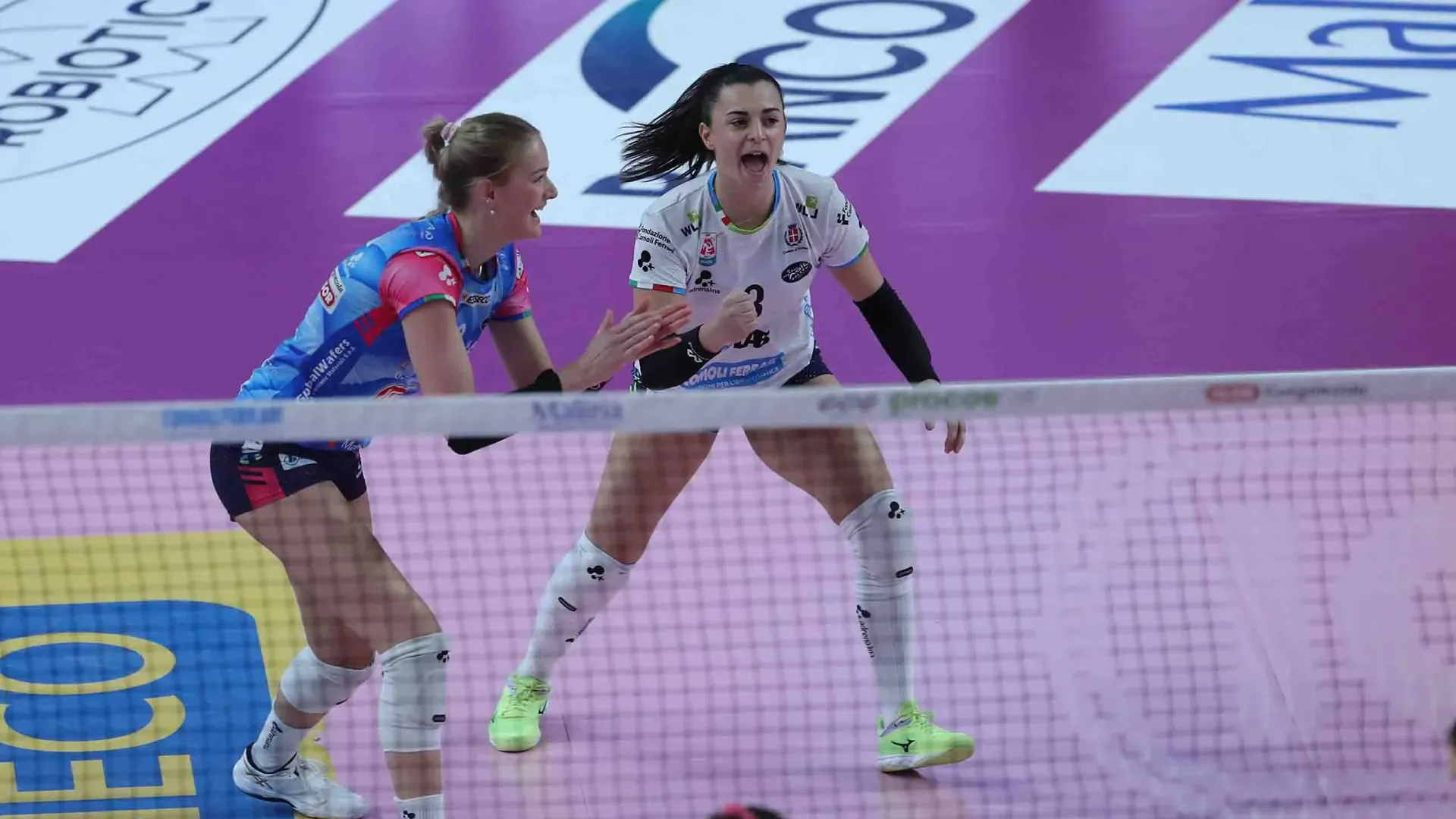 L’inizio delle ragazze di coach Barbieri è subito convincente con il successo del primo set, Novara risponde dominando il secondo (25-12) e vincendo il terzo 25-21, ma poi è costretta ad arrendersi in una quarta frazione gestita senza ansie dalle ospiti (15-25). 