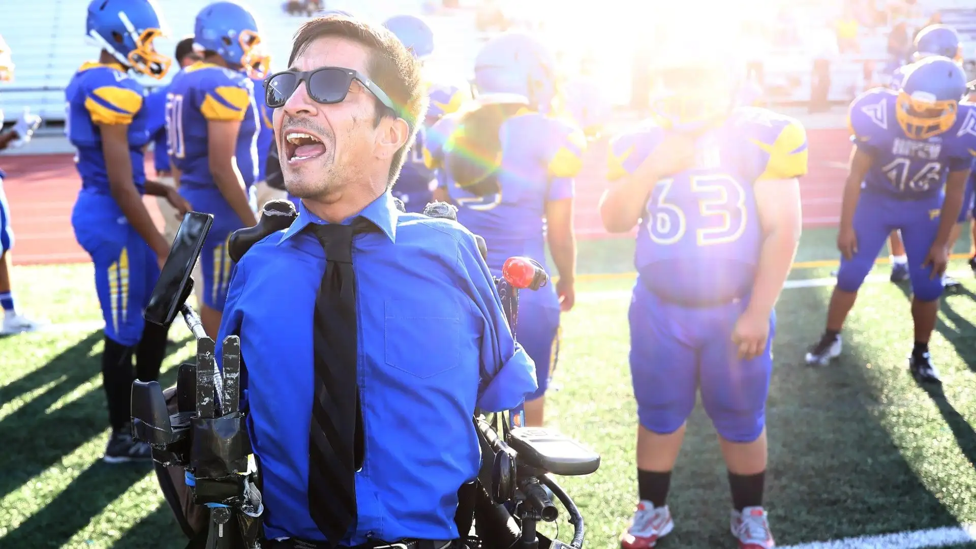 Il coach è nato con una rara condizione che causa l'assenza di braccia e gambe
