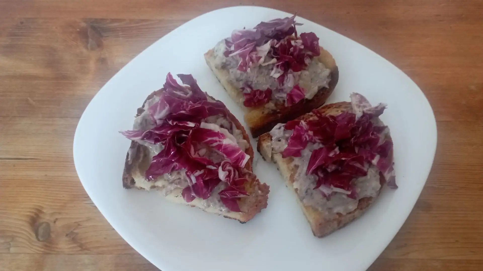 Ingredienti per 5 scrocchiarelle: 5 fette di pane casereccio, 300 g di gorgonzola dolce, 1 cespo di radicchio rosso, 30 g di noci sgusciate
