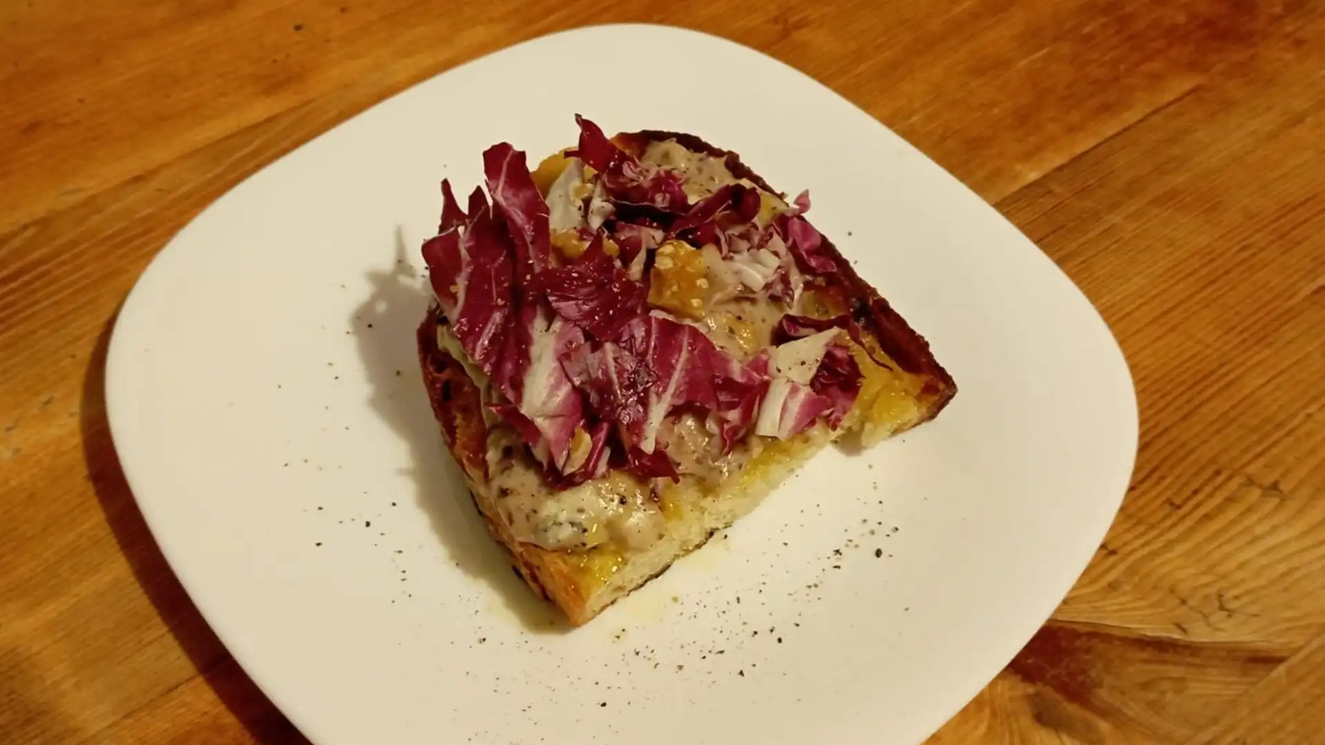 Scrocchiarella chic: gorgonzola, noci e radicchio per un antipasto da chef. Le foto
