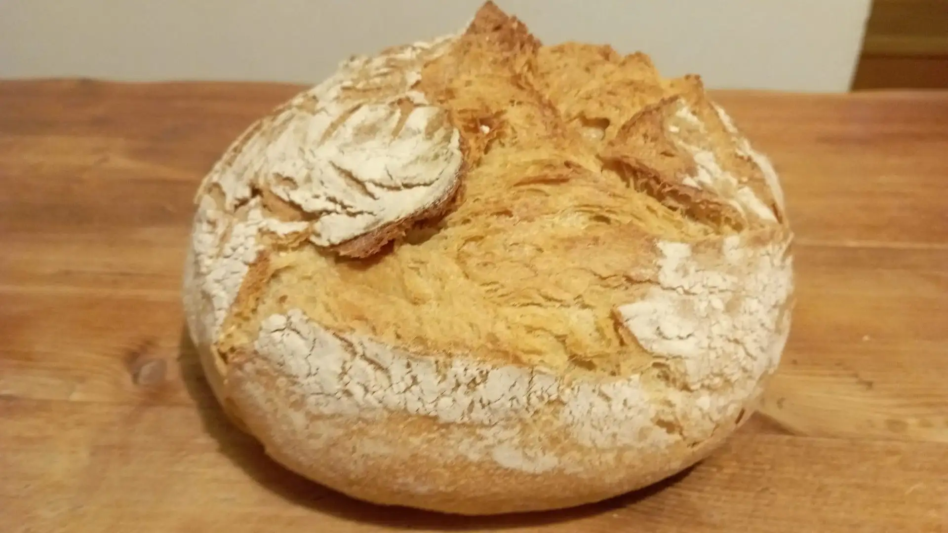 Il pane casereccio è l'ideale per le nostre scrocchiarelle perché conferisce un sapore unico grazie alle farine meno raffinate del pane comune
