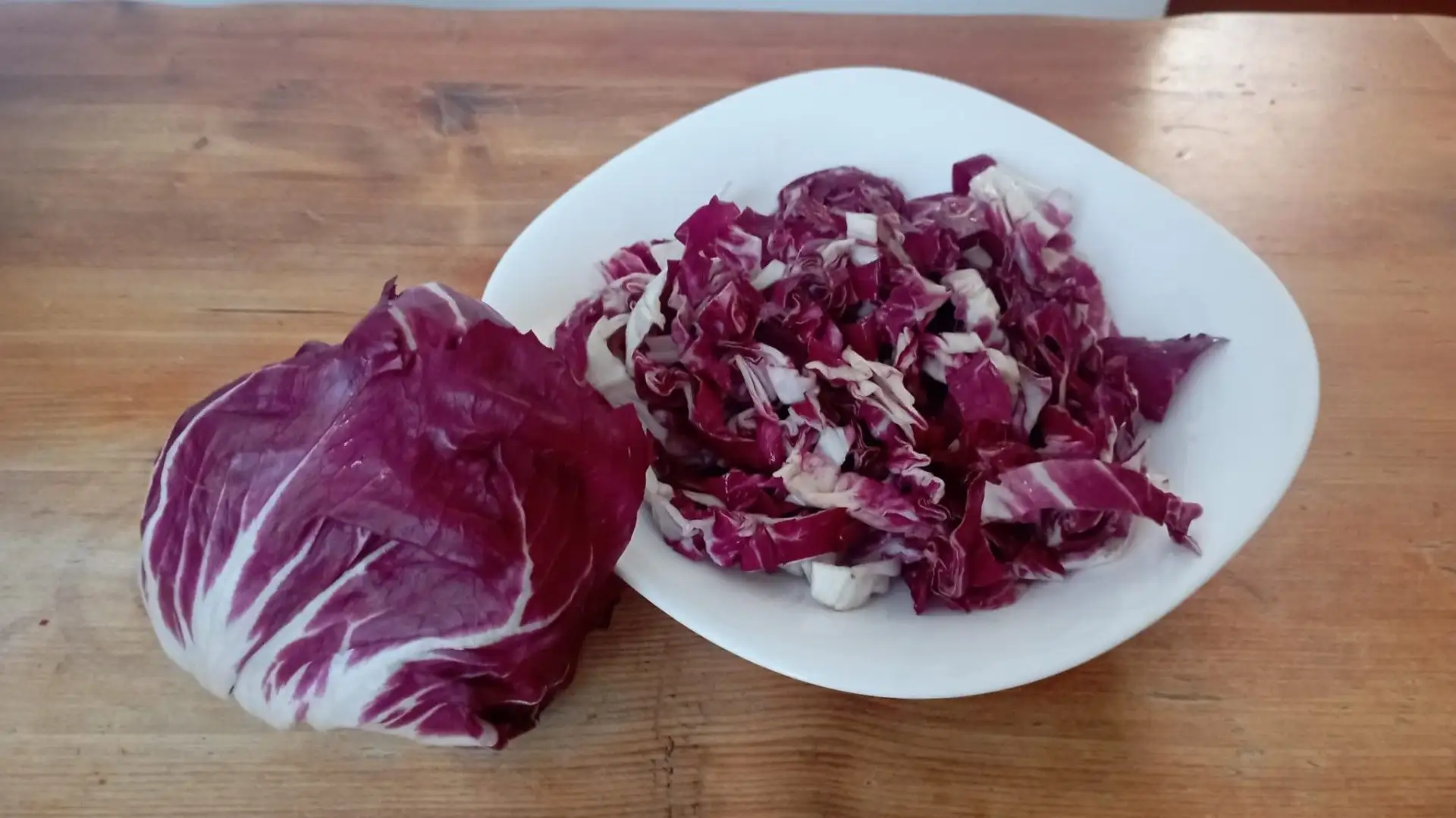 Il radicchio ha un sapore amarognolo con un inconfondibile colore rosso intenso. Il suo sapore è deciso e si sposa perfettamente con il gorgonzola
