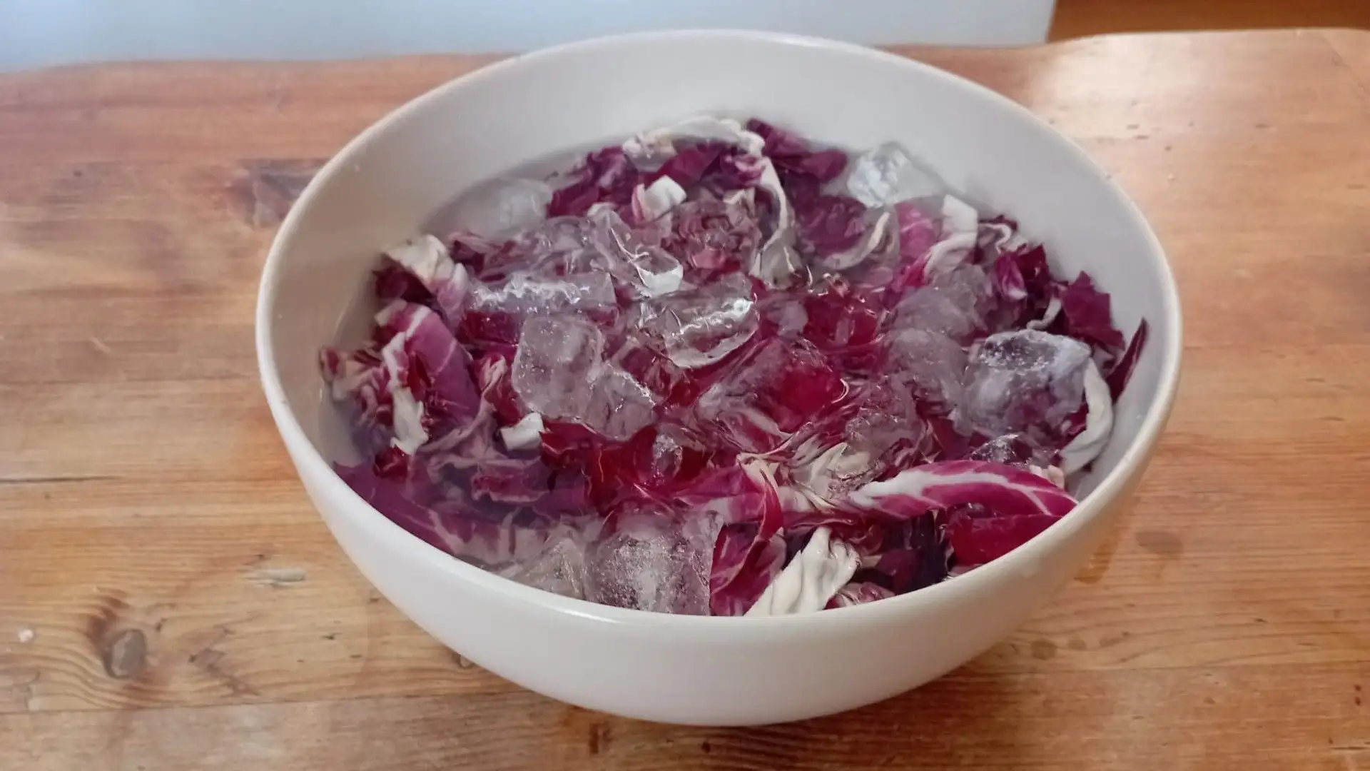Un consiglio per mantenere il radicchio croccante è immergerlo in una ciotola piena di acqua e ghiaccio
