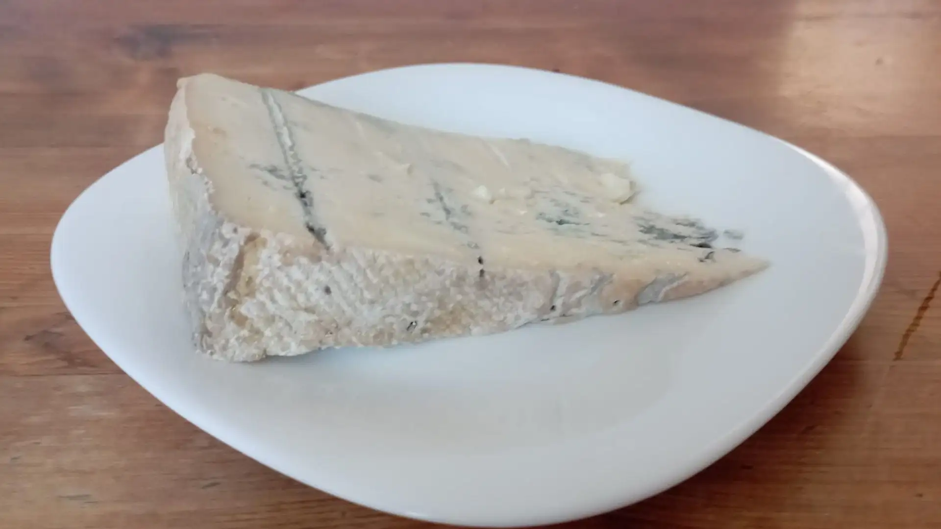 Il gorgonzola è un formaggio con un sapore intenso. Non tutti lo amano ma per i più golosi è una vera goduria
