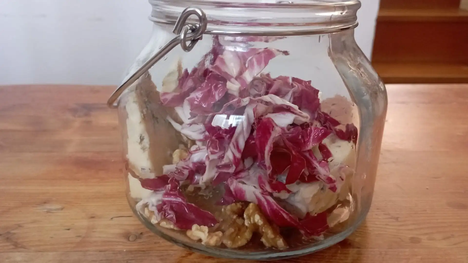 Metti in un contenitore il gorgonzola e una manciata di noci, poi aggiungi parte del radicchio e frulla con un mixer a immersione
