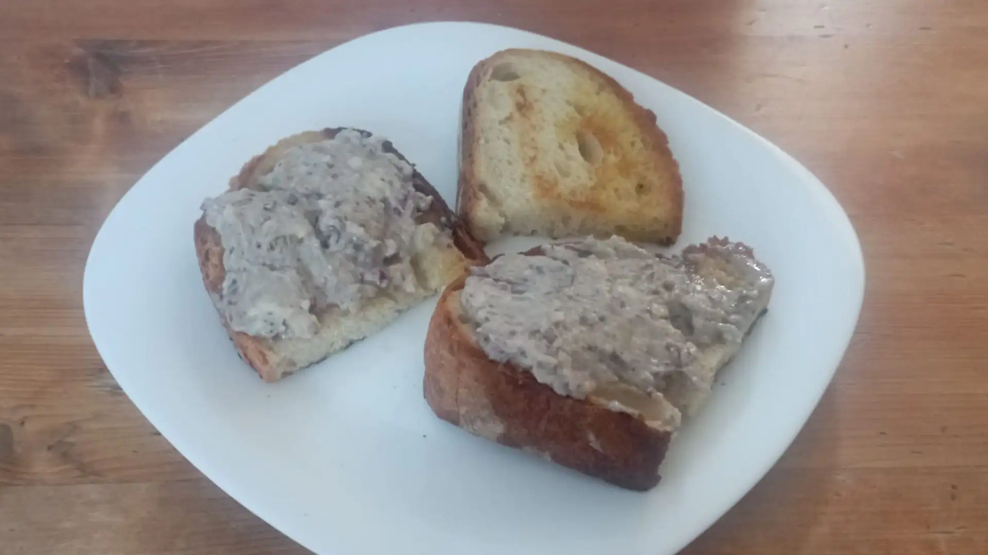 Spalma la crema ottenuta sulle fette di pane precedentemente abbrustolite un pentola con un filo di olio
