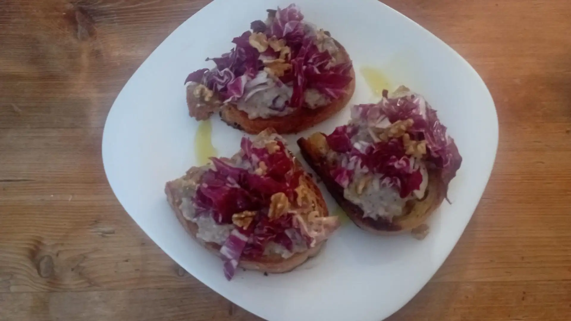 Aggiungi la parte restante del radicchio tagliata in maniera grossolana: è pur sempre un piatto povero!
