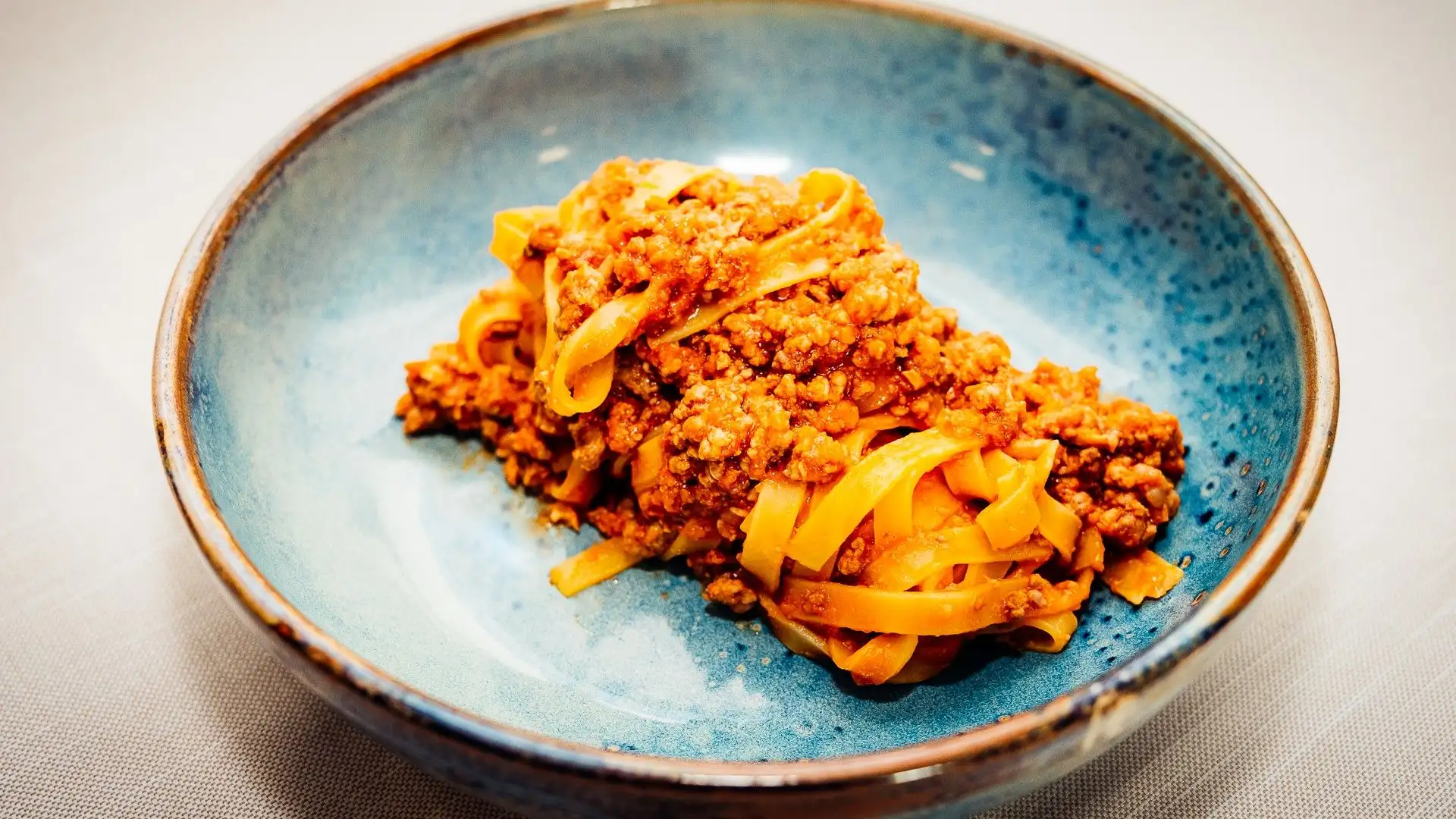 Scegli carne mista di qualità: una combinazione di carne macinata di manzo e maiale dà più gusto e rende il ragù più saporito
