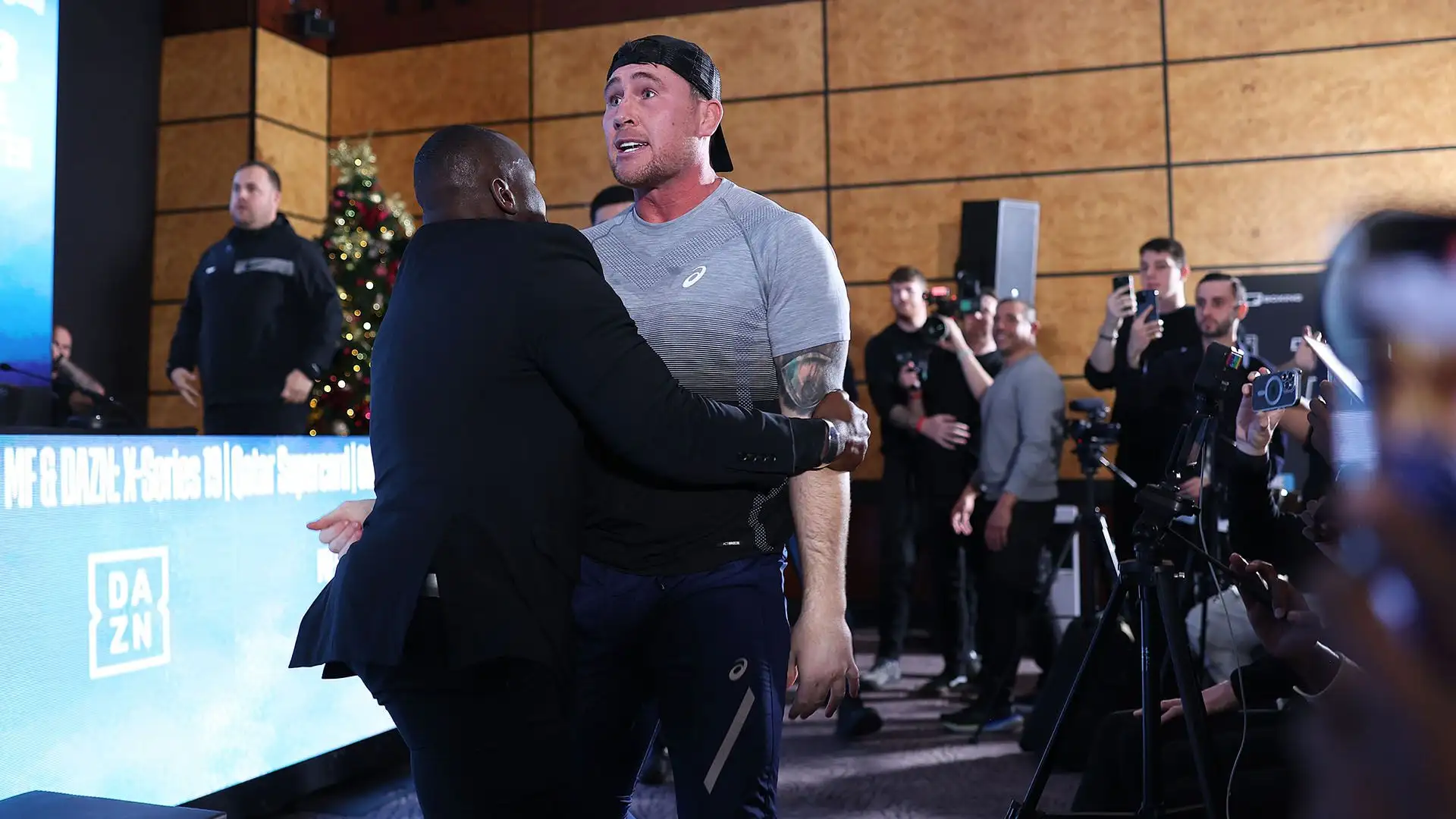 L'ex star dell'UFC Till ha lanciato insulti a Tommy Fury e alla sua famiglia
