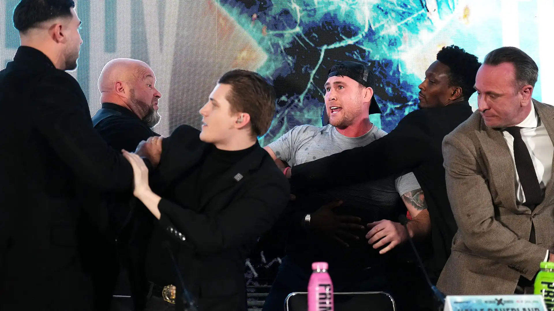 La conferenza stampa si trasforma in un ring: le foto della maxi rissa!
