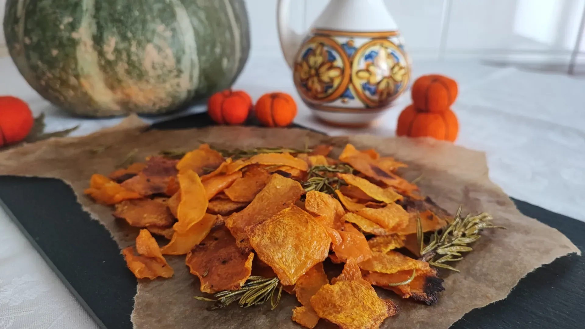 Una tira l'altra: ecco la ricetta delle irresistibili chips di zucca!
