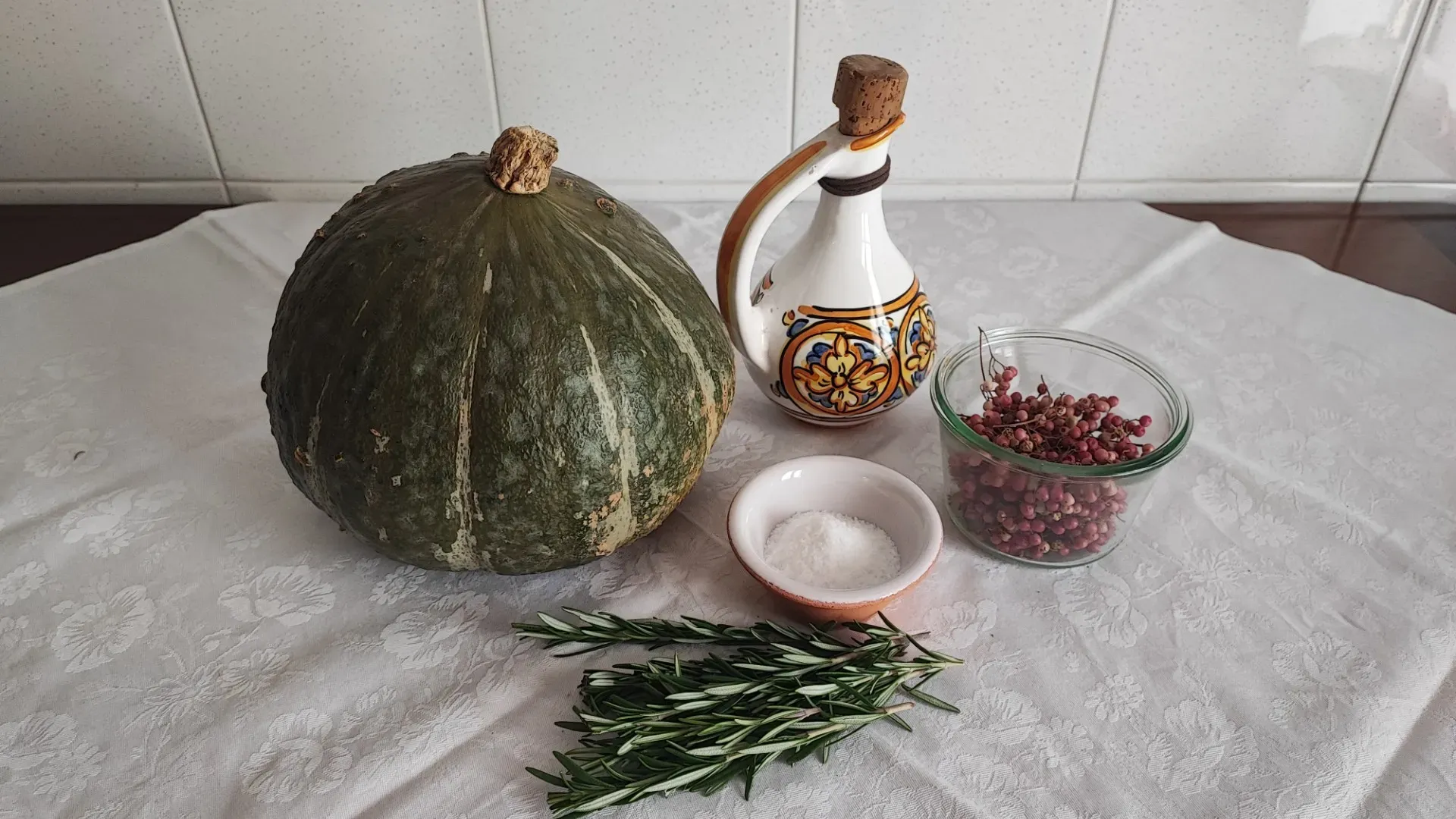 Ingredienti per 4 persone: 200 g di zucca, qb rosmarino, qb olio EVO, qb sale, qb pepe
