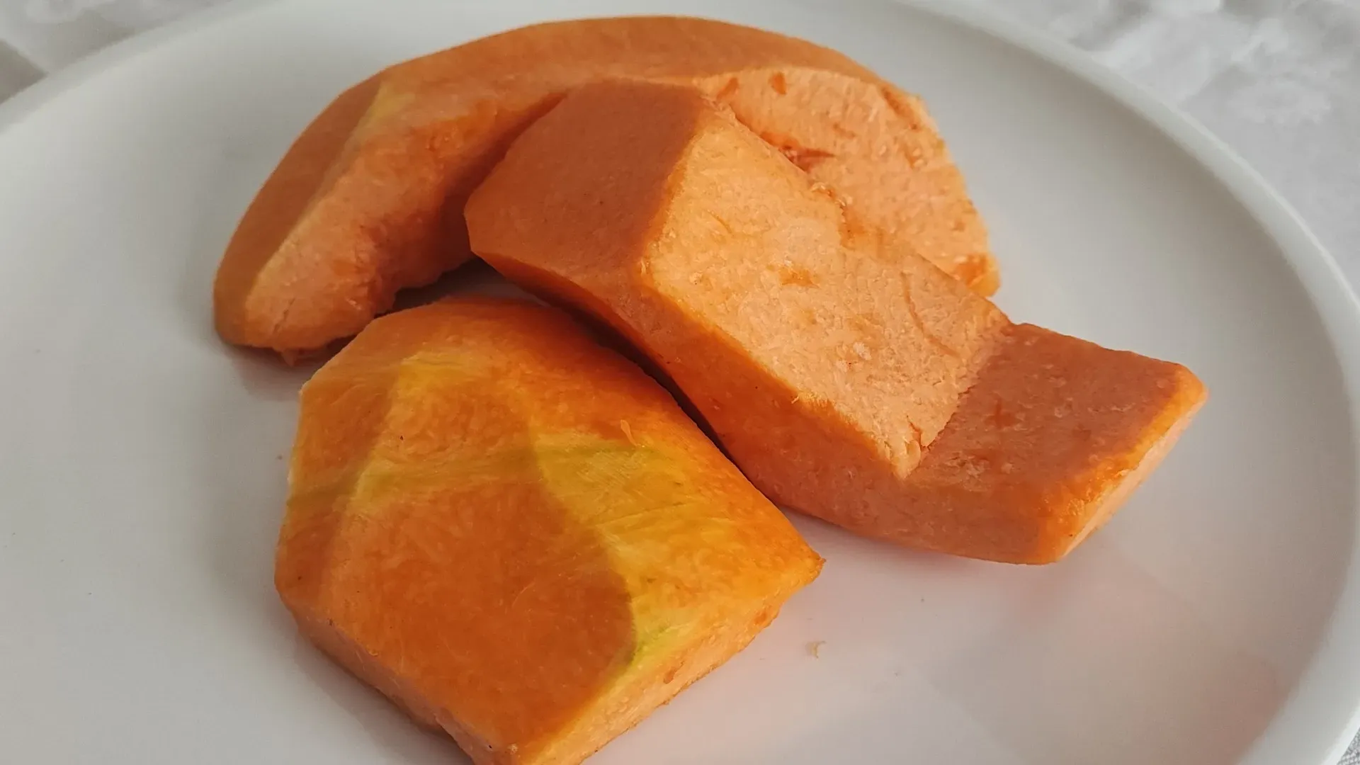 Pulite e lavate la zucca, poi tagliatela a fette. Se avete poco tempo potete acquistarla già a fette al supermercato
