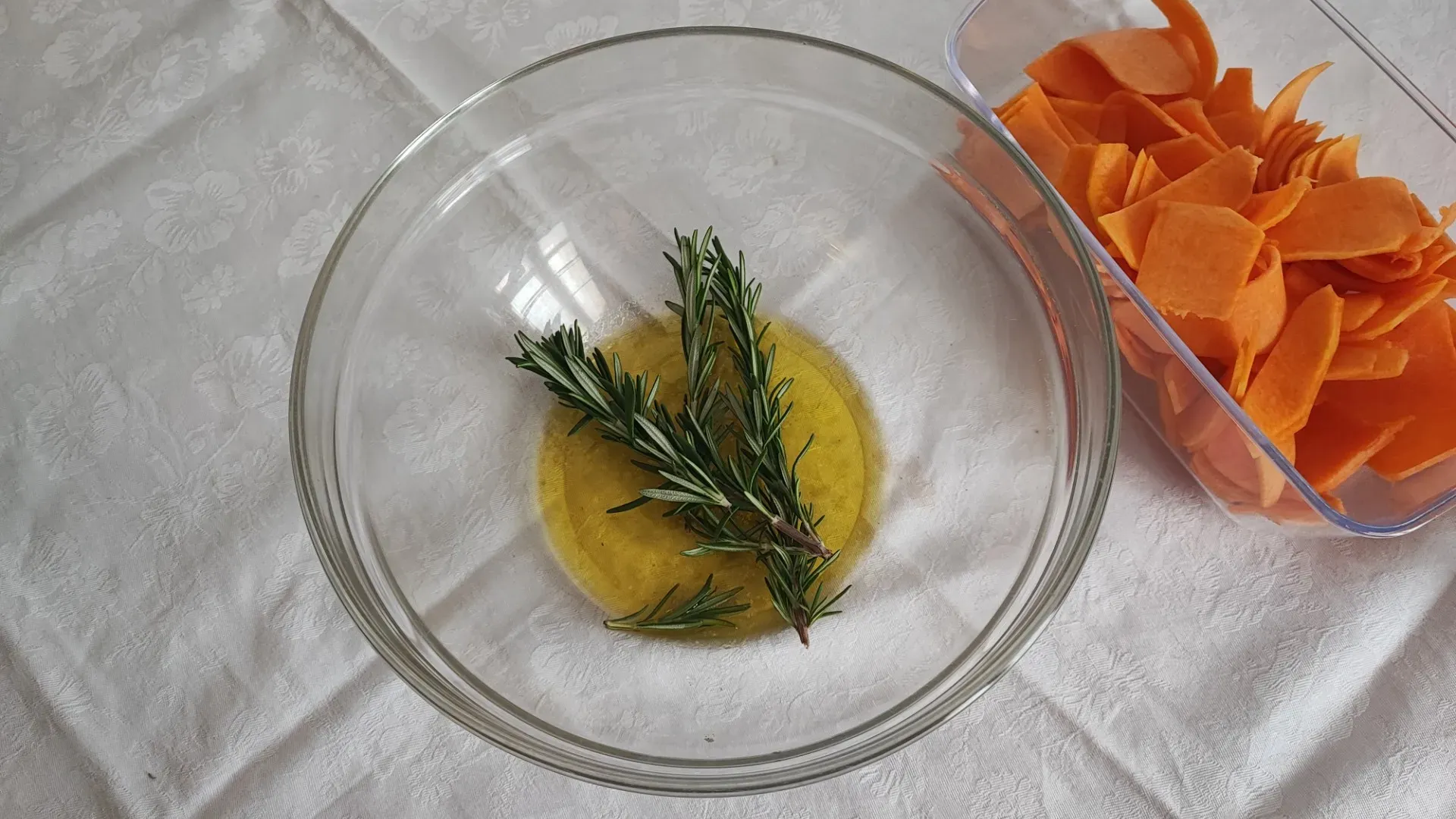 In una ciotola mettiamo abbondante olio, pepe e rosmarino. Se vi piace, potete aggiungere la paprika o altre spezie: sbizzarritevi!
