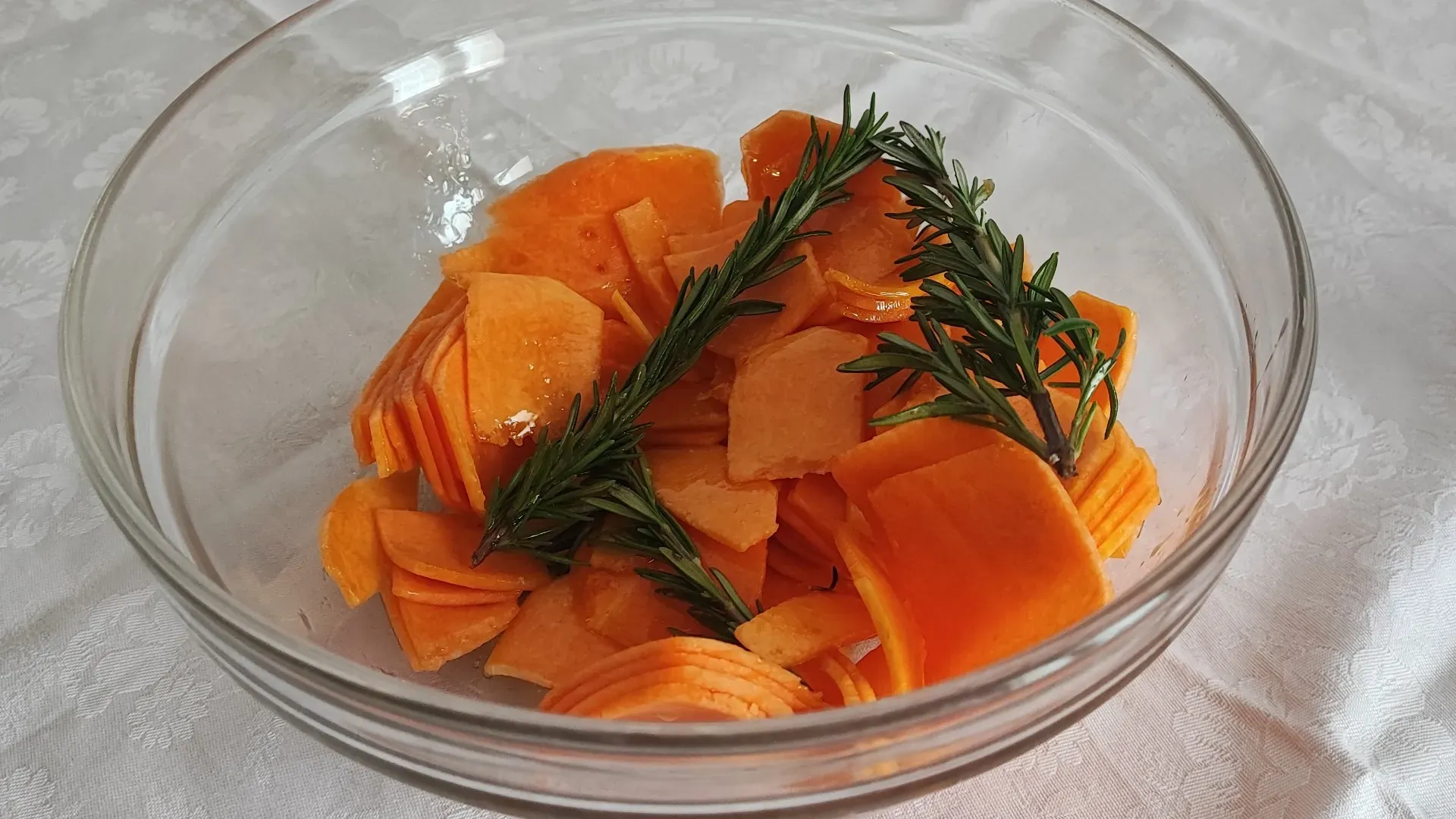 Uniamo la zucca e mescoliamo bene per cospargere la nostra salsina su tutta la superficie della zucca
