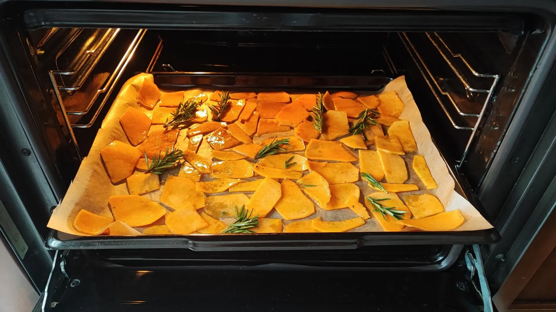 A cottura ultimata togliamo dal forno e lasciamo riposare per qualche minuto: saranno bollenti!
