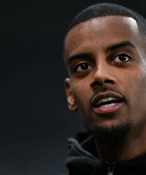 C’è una fila lunghissima per Alexander Isak. Le foto